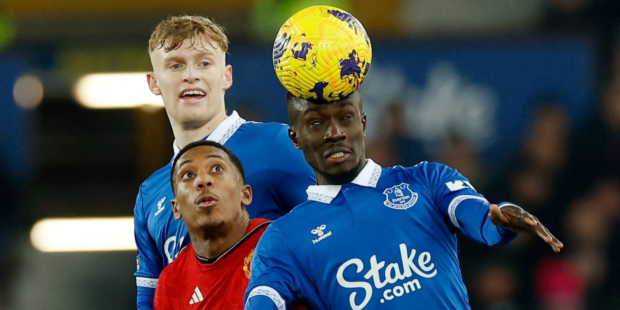 Anthony Martial của Manchester United tranh bóng với Branthwaite và Gueye của Everton