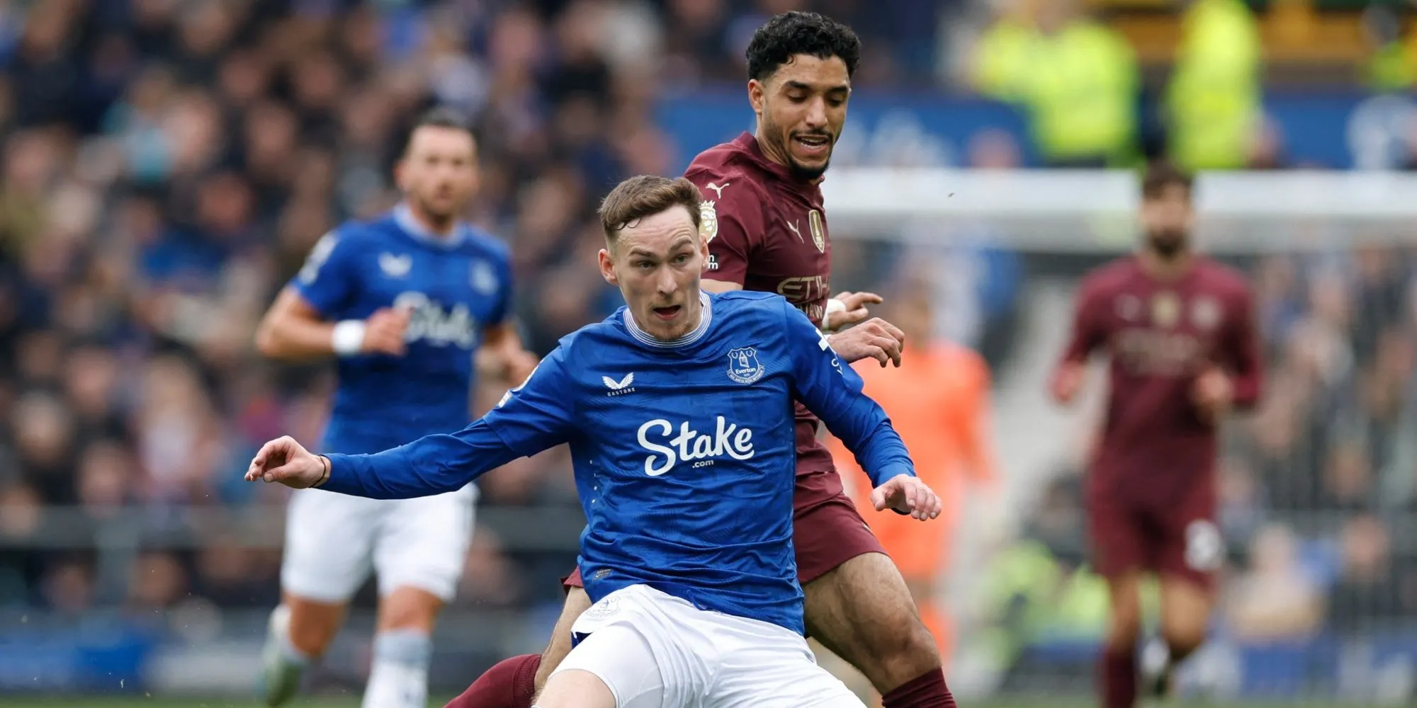 Cờ và biểu tượng câu lạc bộ Everton tại Goodison Park