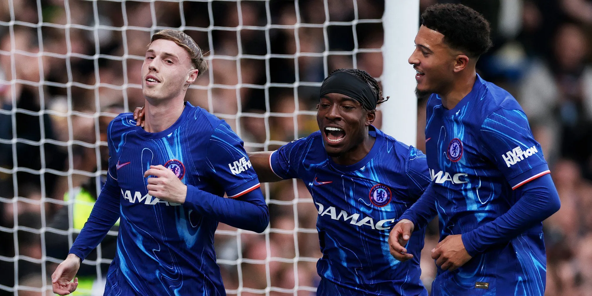 Cole Palmer cùng đồng đội Noni Madueke và Levi Colwill sau trận Chelsea thắng Liverpool
