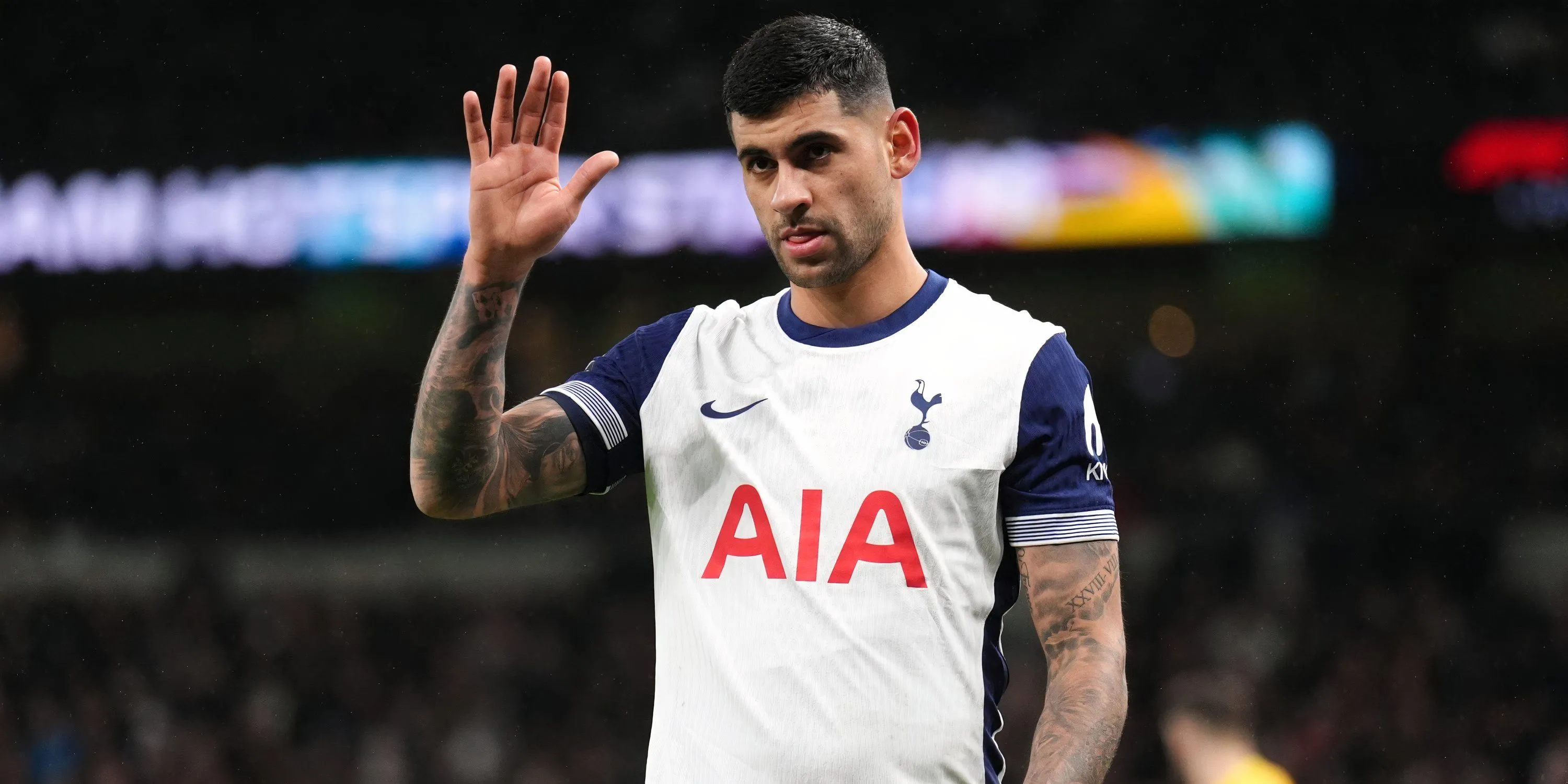 Cristian Romero thi đấu trong màu áo Tottenham Hotspur tại một trận đấu Premier League
