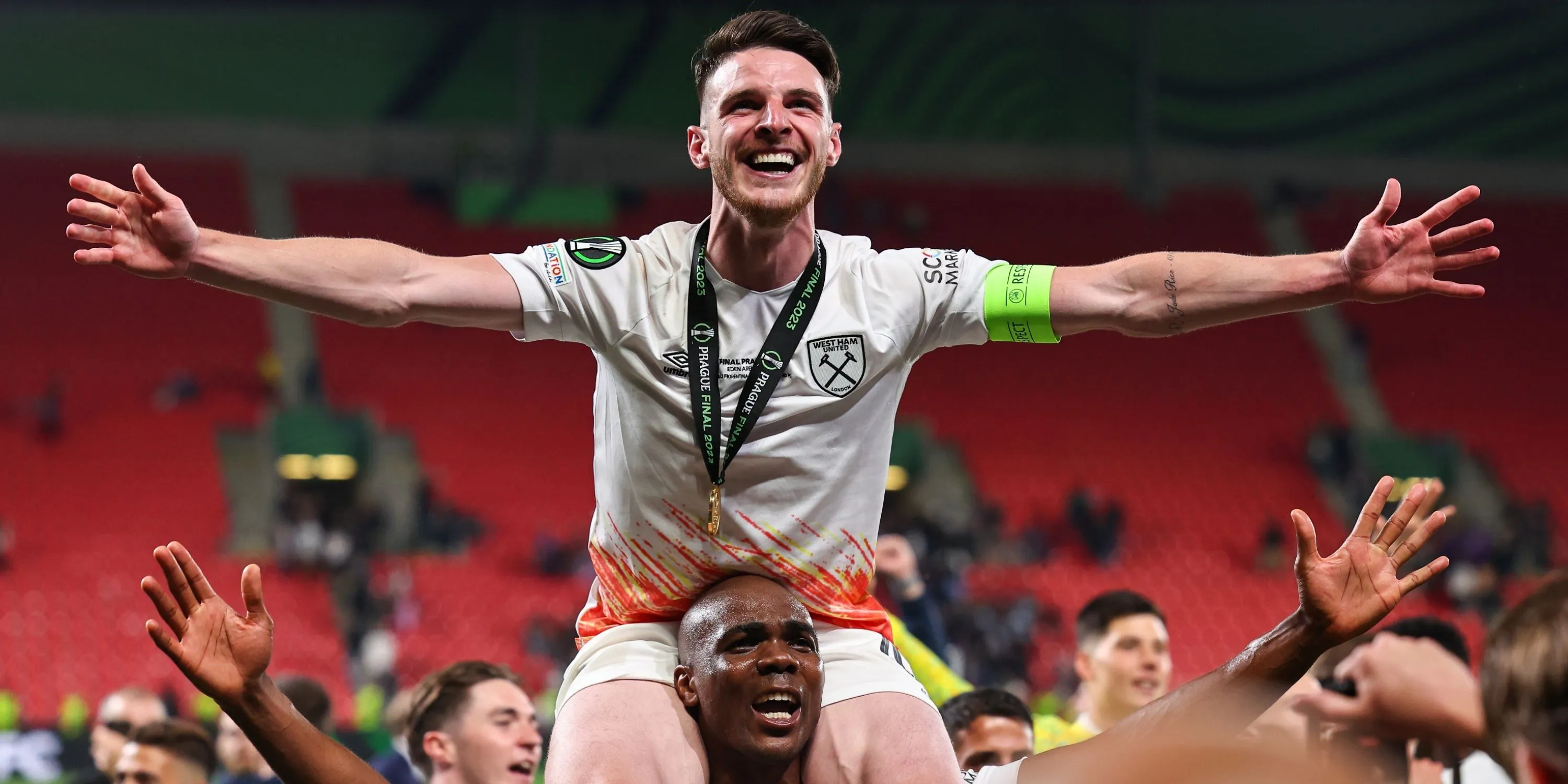 Declan Rice của West Ham United ăn mừng sau khi vô địch UEFA Europa Conference League