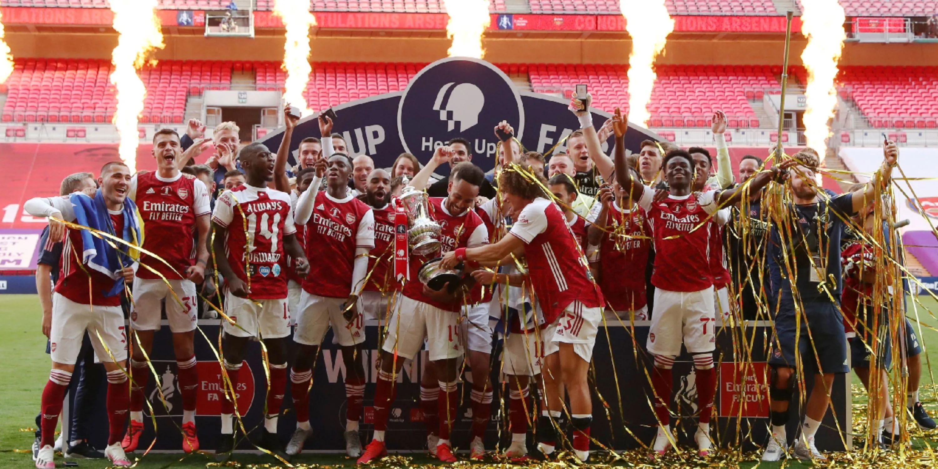 Đội hình Arsenal ăn mừng chức vô địch FA Cup năm 2020