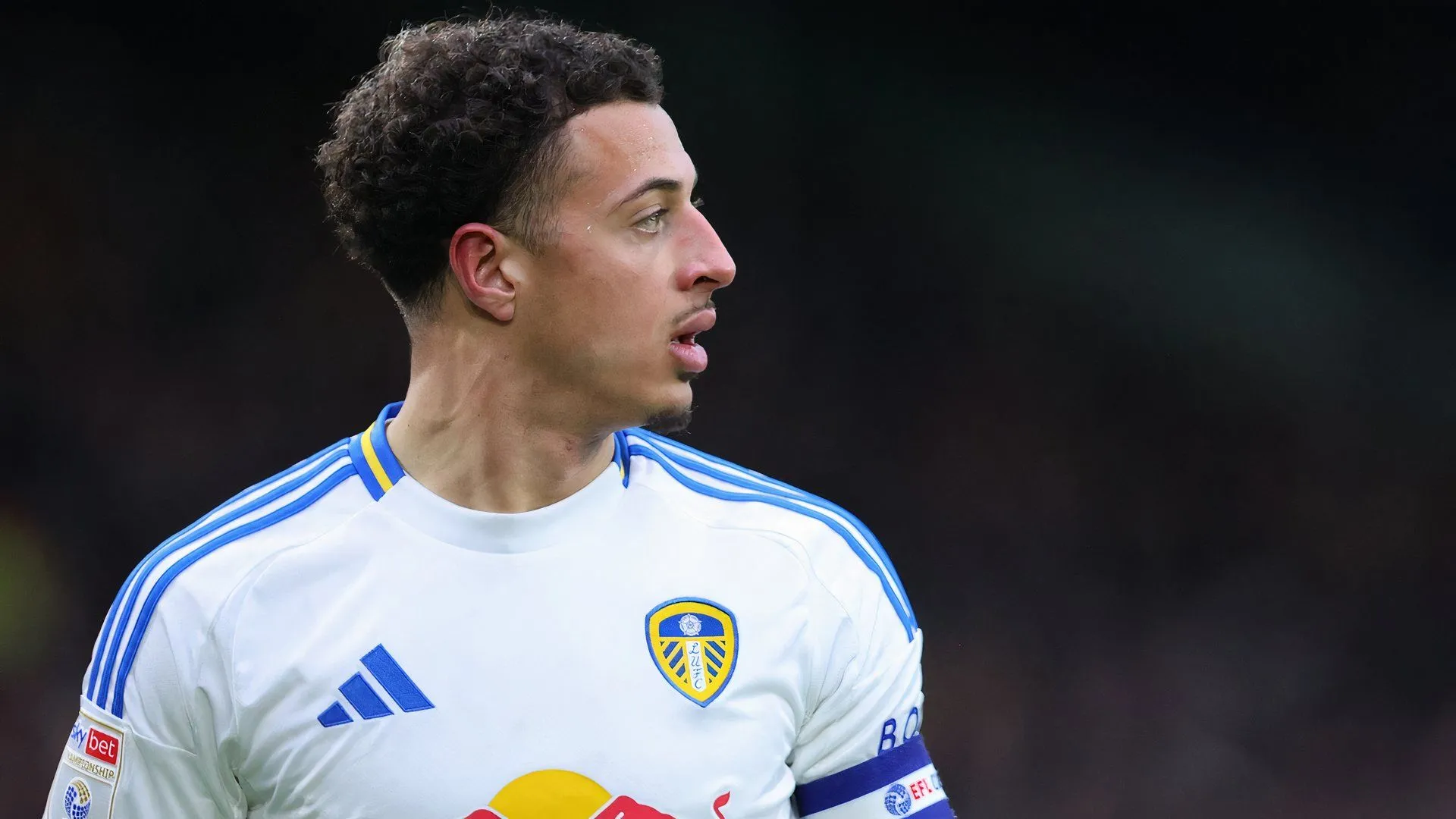 Ethan Ampadu đội trưởng Leeds United nổi bật trong lễ ăn mừng thăng hạng