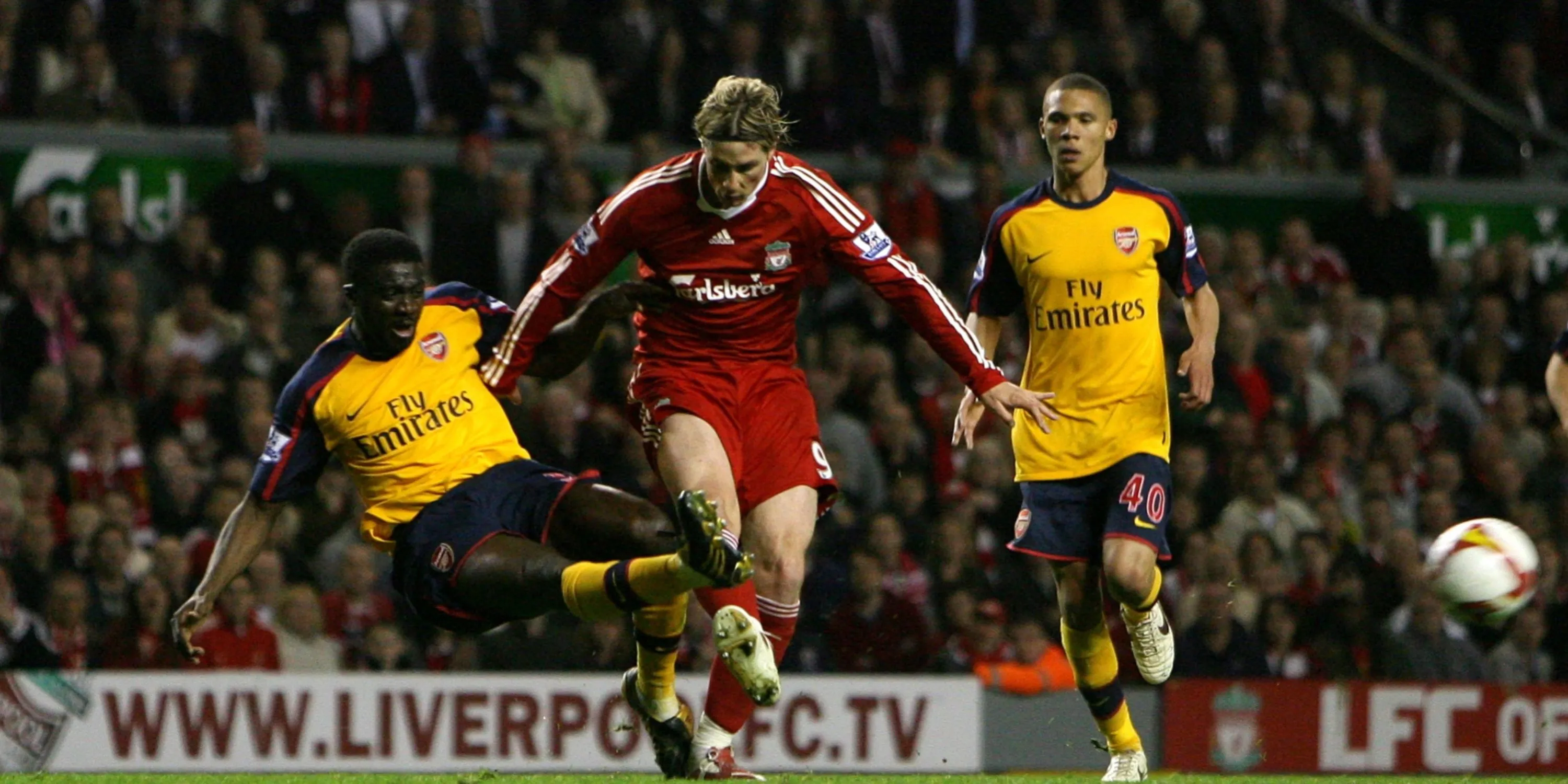 Fernando Torres (Liverpool) đối đầu với hàng thủ Arsenal
