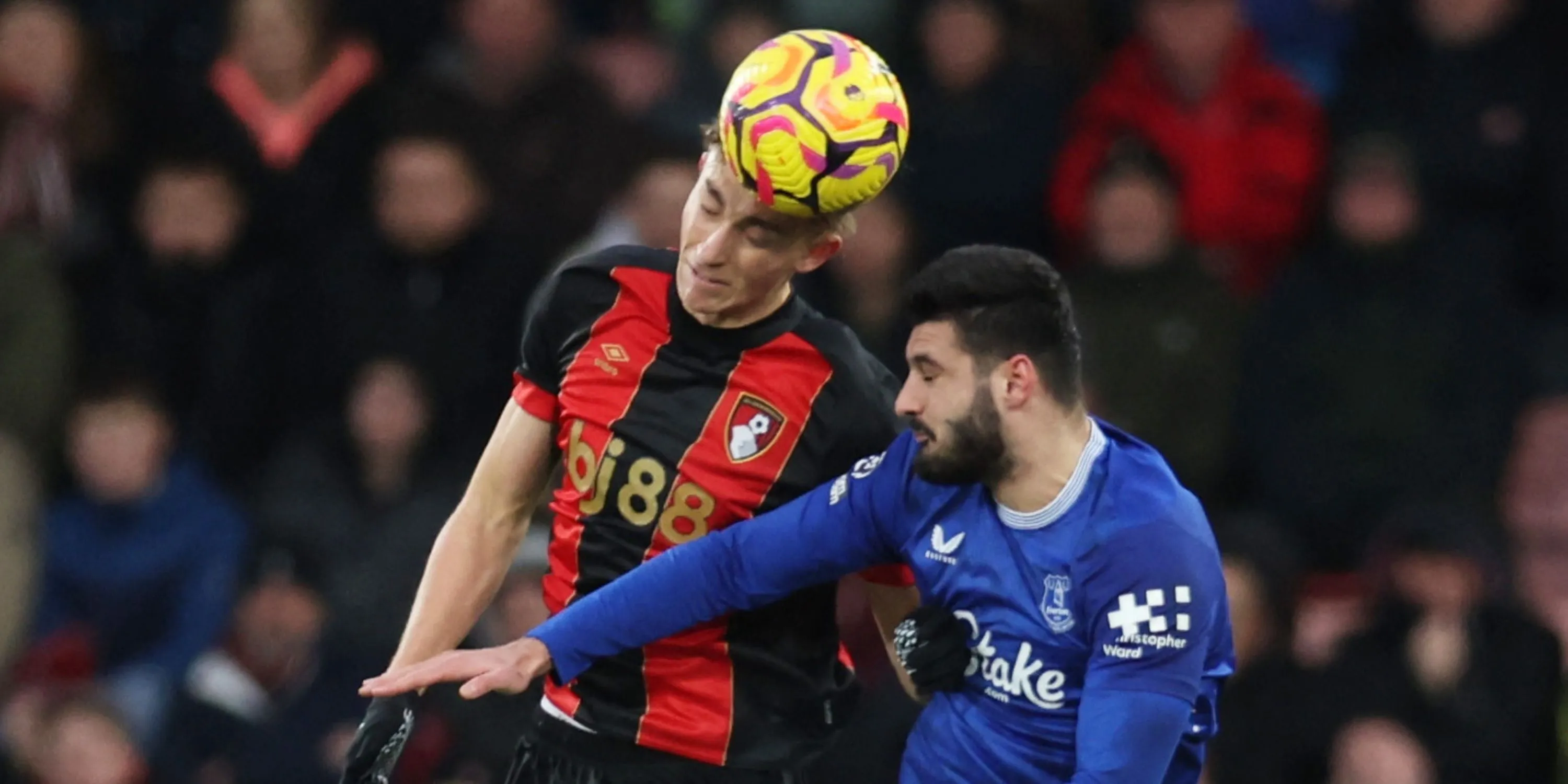 Hậu vệ Dean Huijsen trong màu áo Bournemouth thi đấu tại Premier League