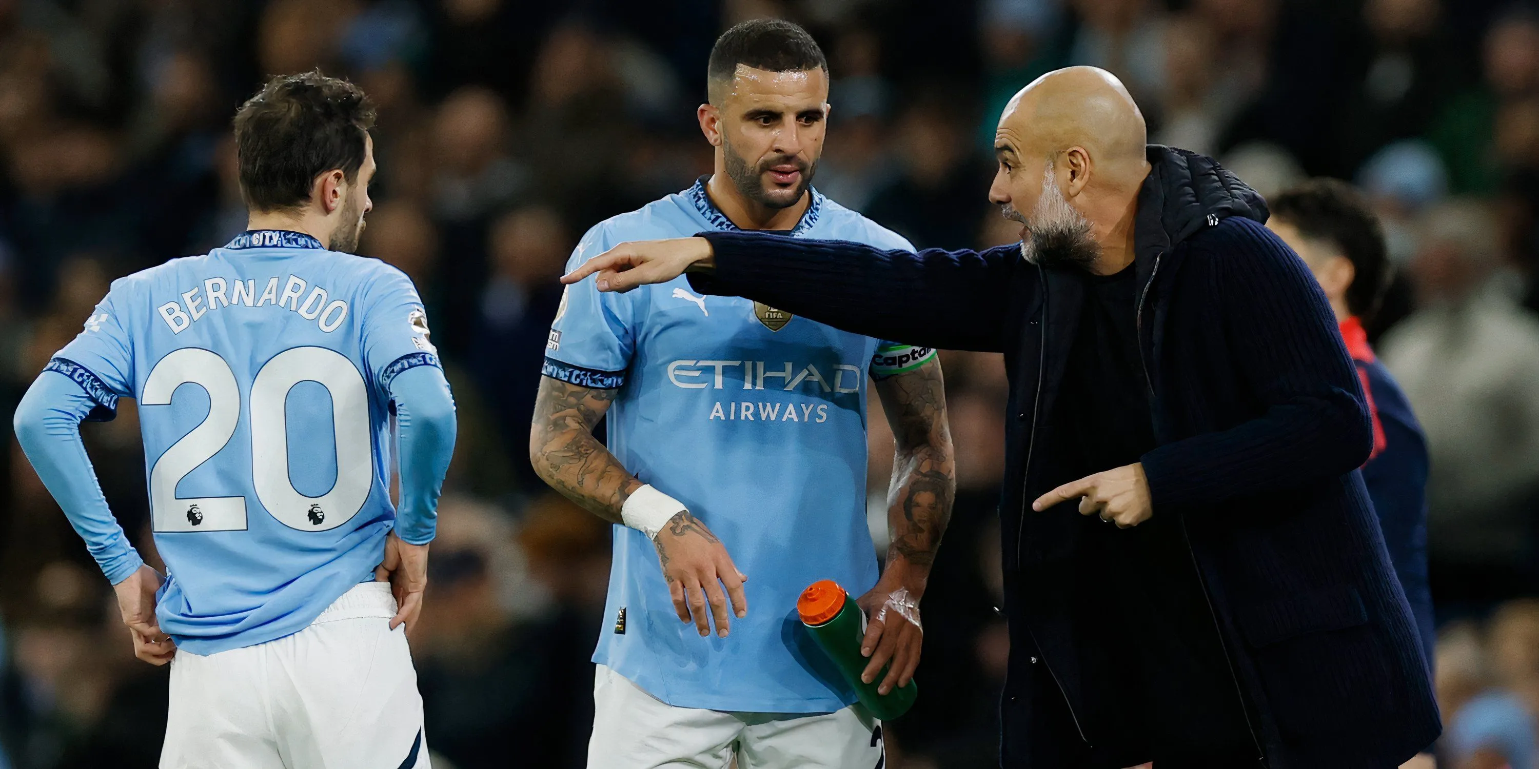Hậu vệ Kyle Walker thi đấu cho Manchester City trên sân cỏ