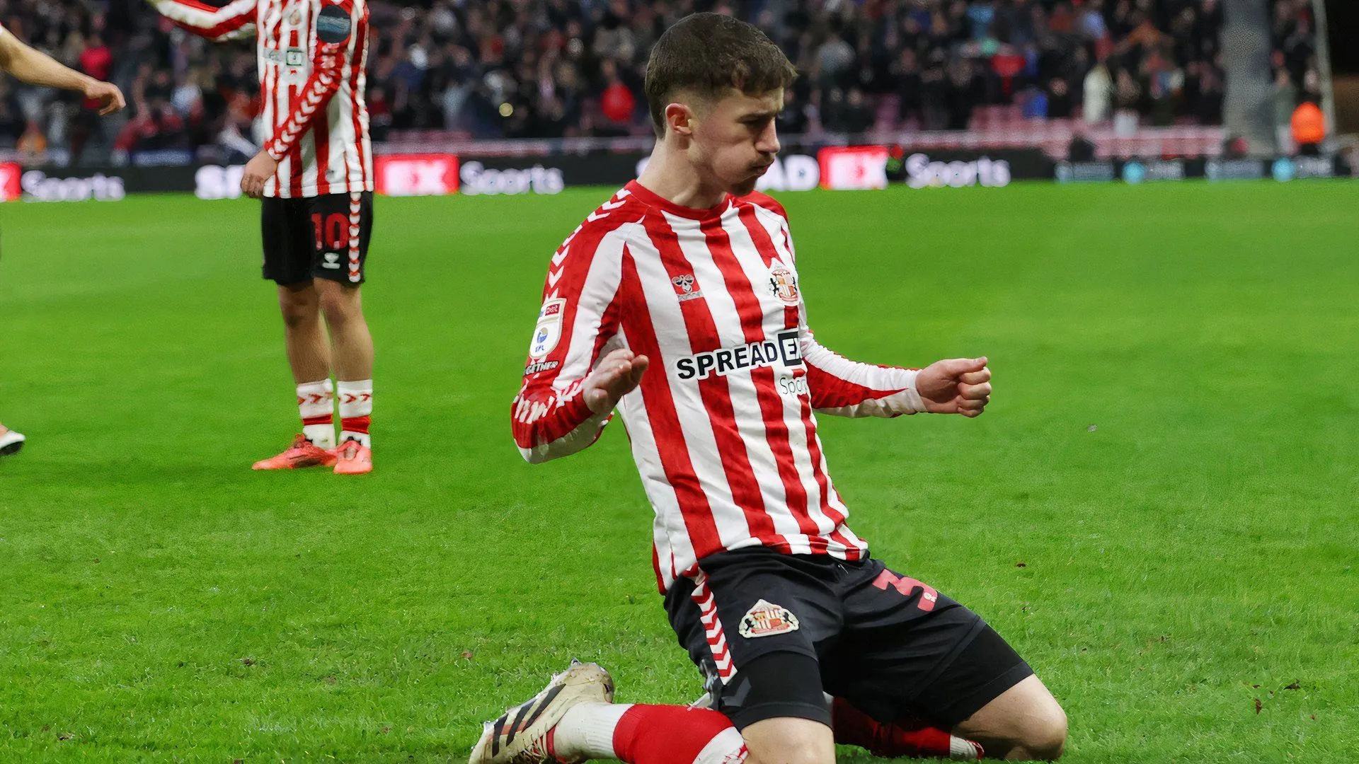 Hậu vệ Trai Hume của Sunderland thi đấu trên sân