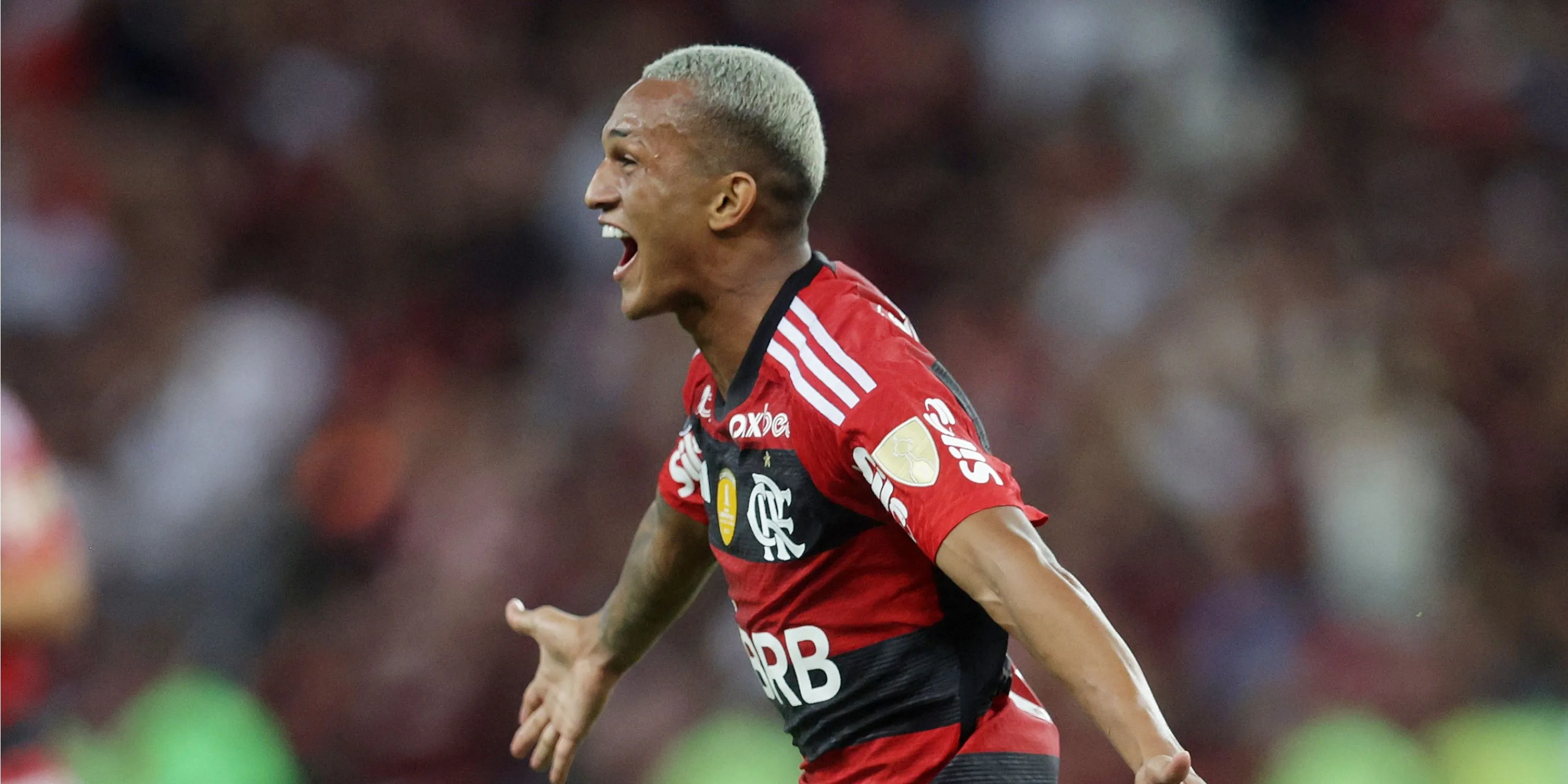 Hậu vệ trẻ Wesley Franca của Flamengo trong một pha bóng