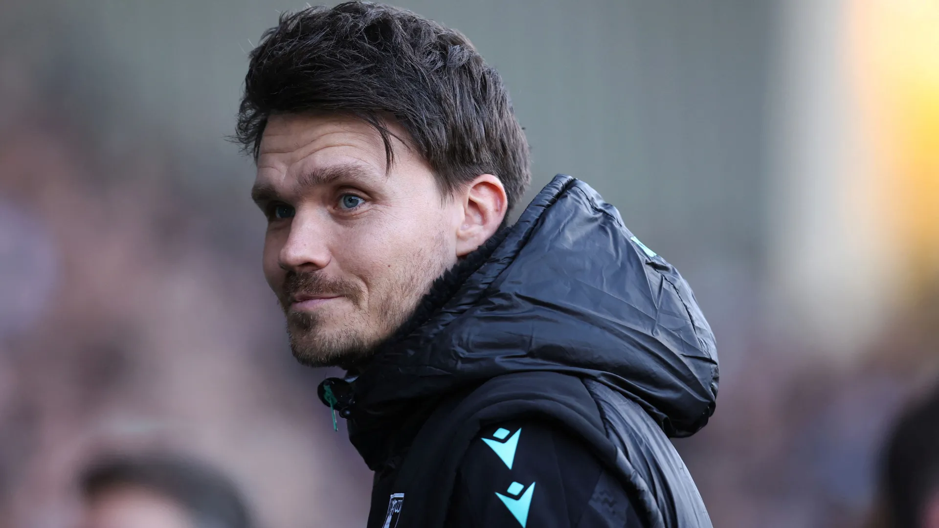HLV Danny Rohl của Sheffield Wednesday với phong thái tự tin bên đường biên