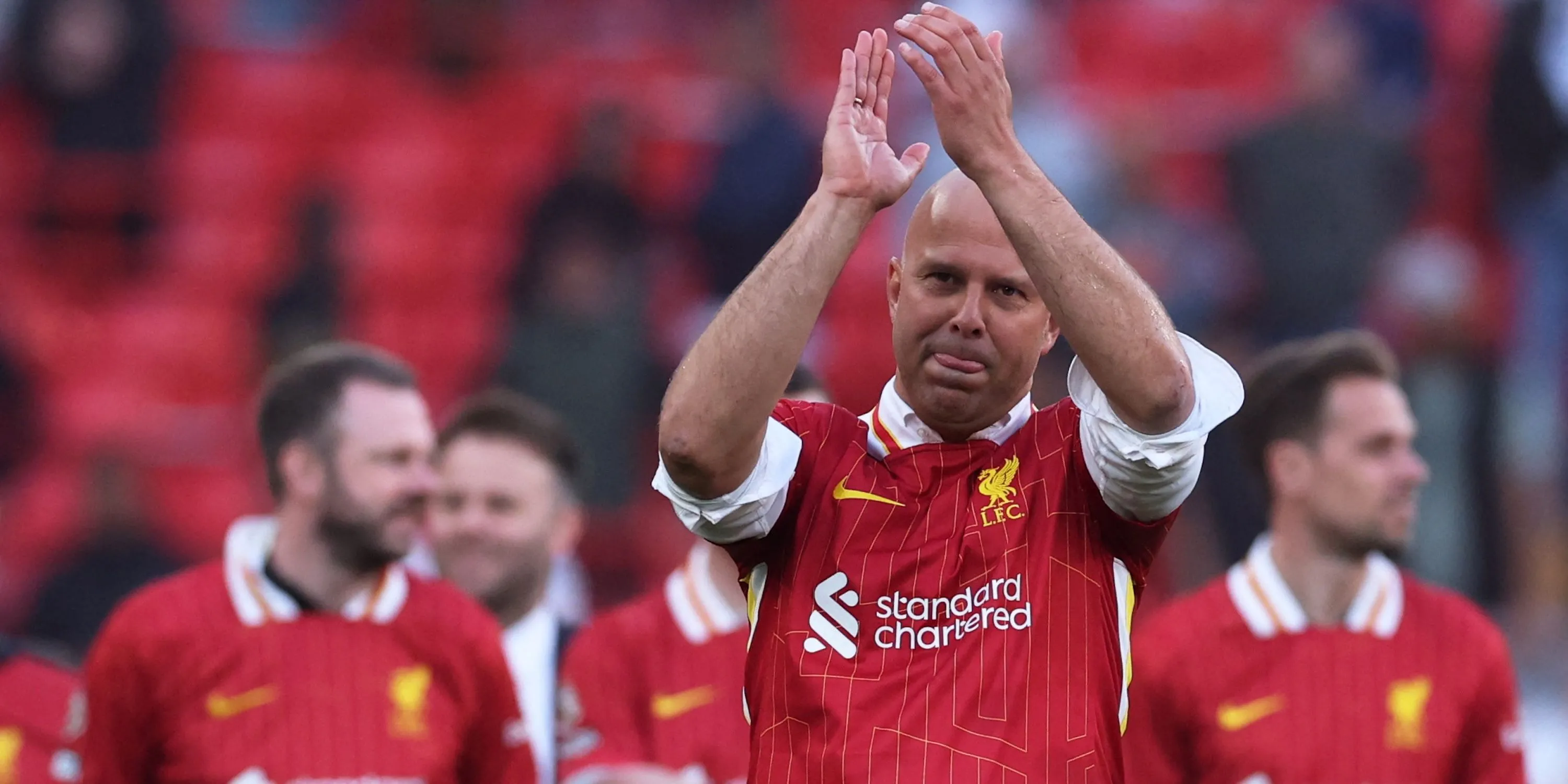 HLV Liverpool Arne Slot ăn mừng chức vô địch Premier League