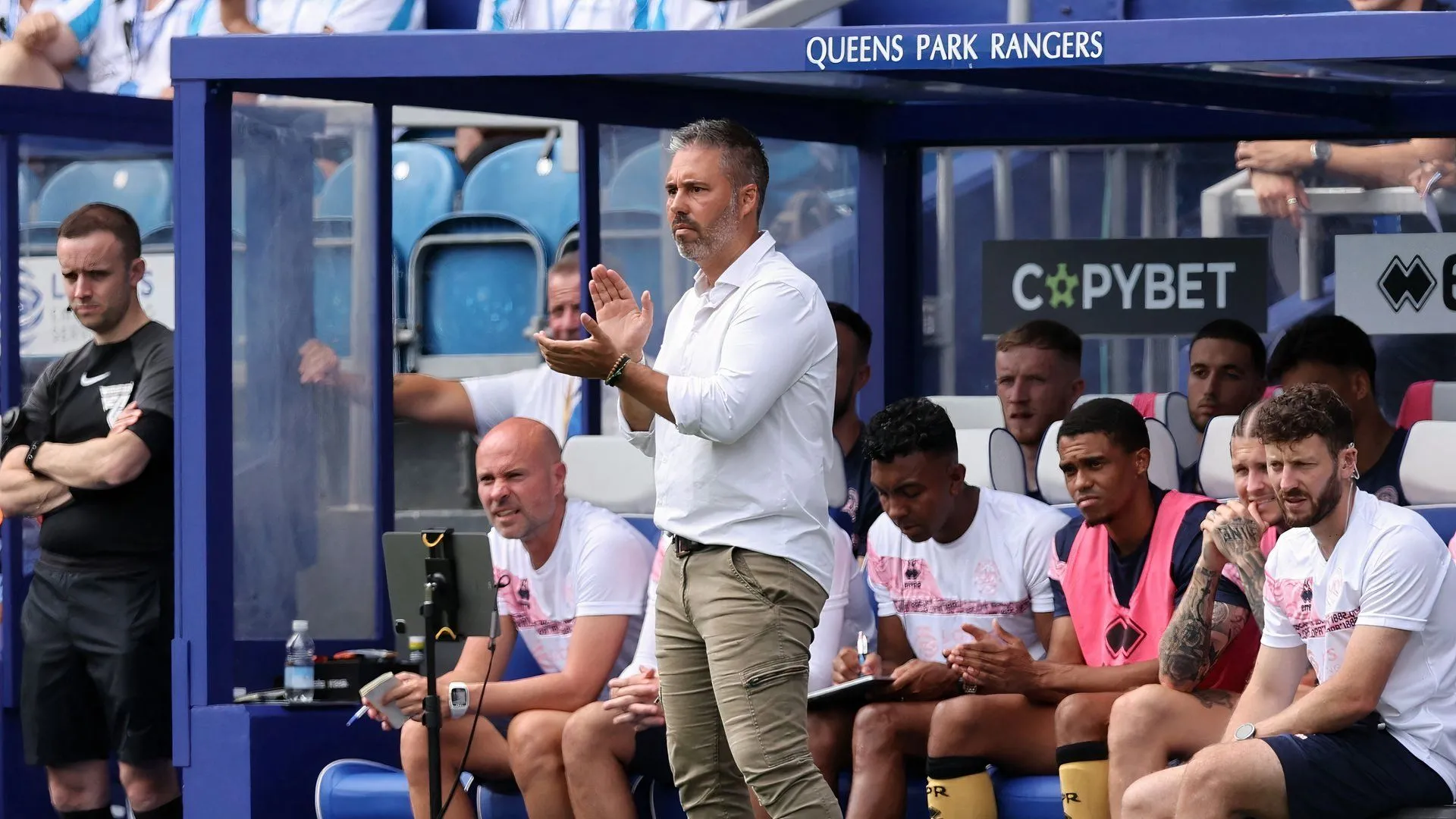 HLV Marti Cifuentes trên sân Loftus Road của QPR trước khi chia tay câu lạc bộ