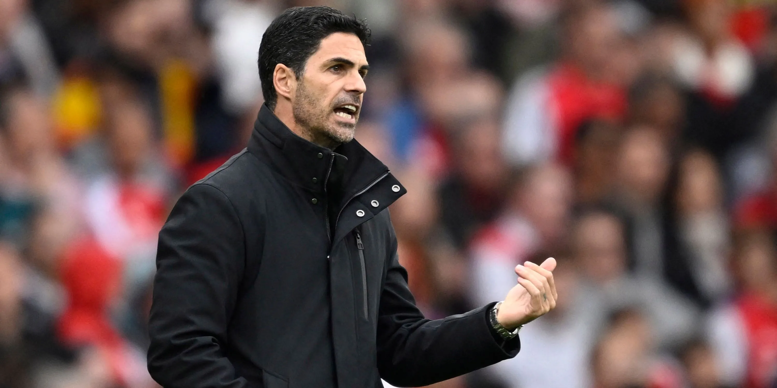 HLV Mikel Arteta của Arsenal trông thất vọng bên đường biên sau một trận đấu