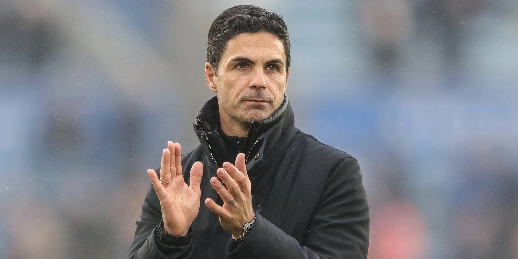 HLV Mikel Arteta của Arsenal vỗ tay động viên các cầu thủ trên sân