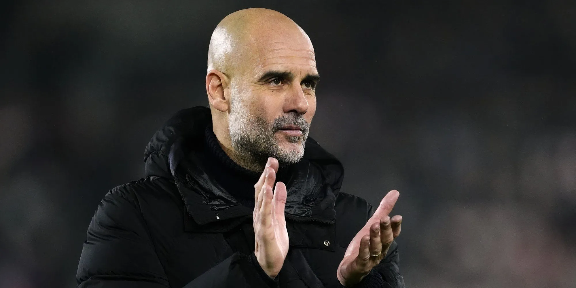 HLV Pep Guardiola của Manchester City đang vỗ tay tán thưởng