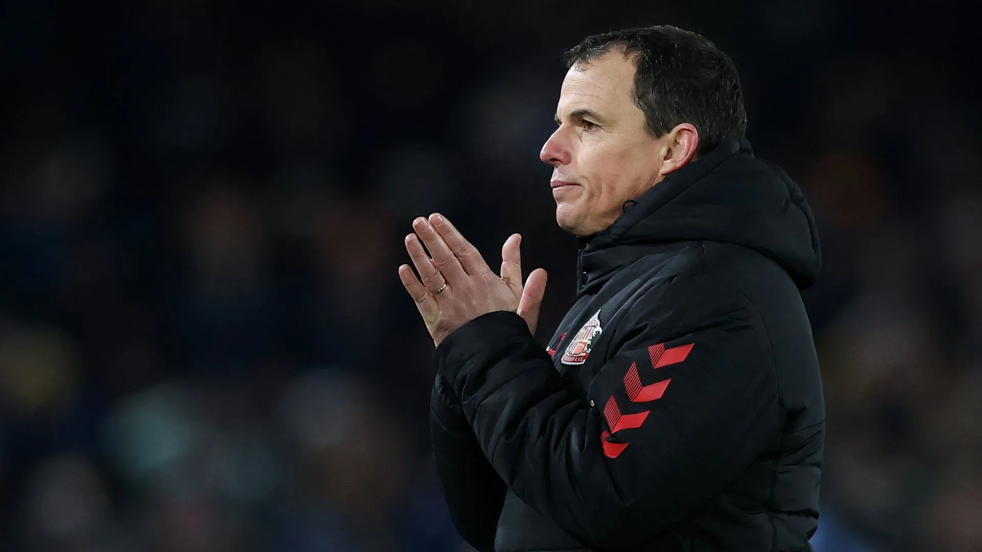 HLV Régis Le Bris của Sunderland chỉ đạo các học trò trong trận đấu với Leeds United tại Championship