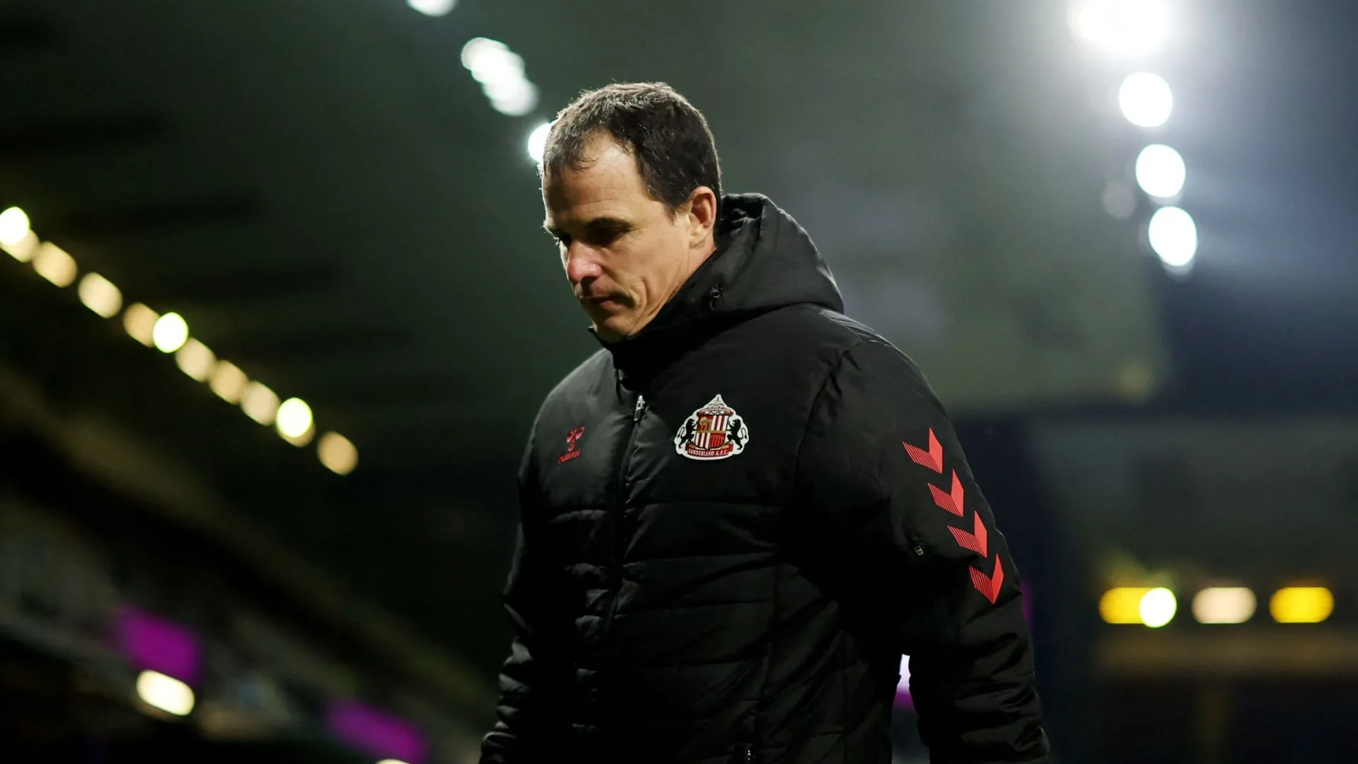 HLV Regis Le Bris của Sunderland đối mặt áp lực lớn trước trận play-off quyết định tương lai của đội bóng