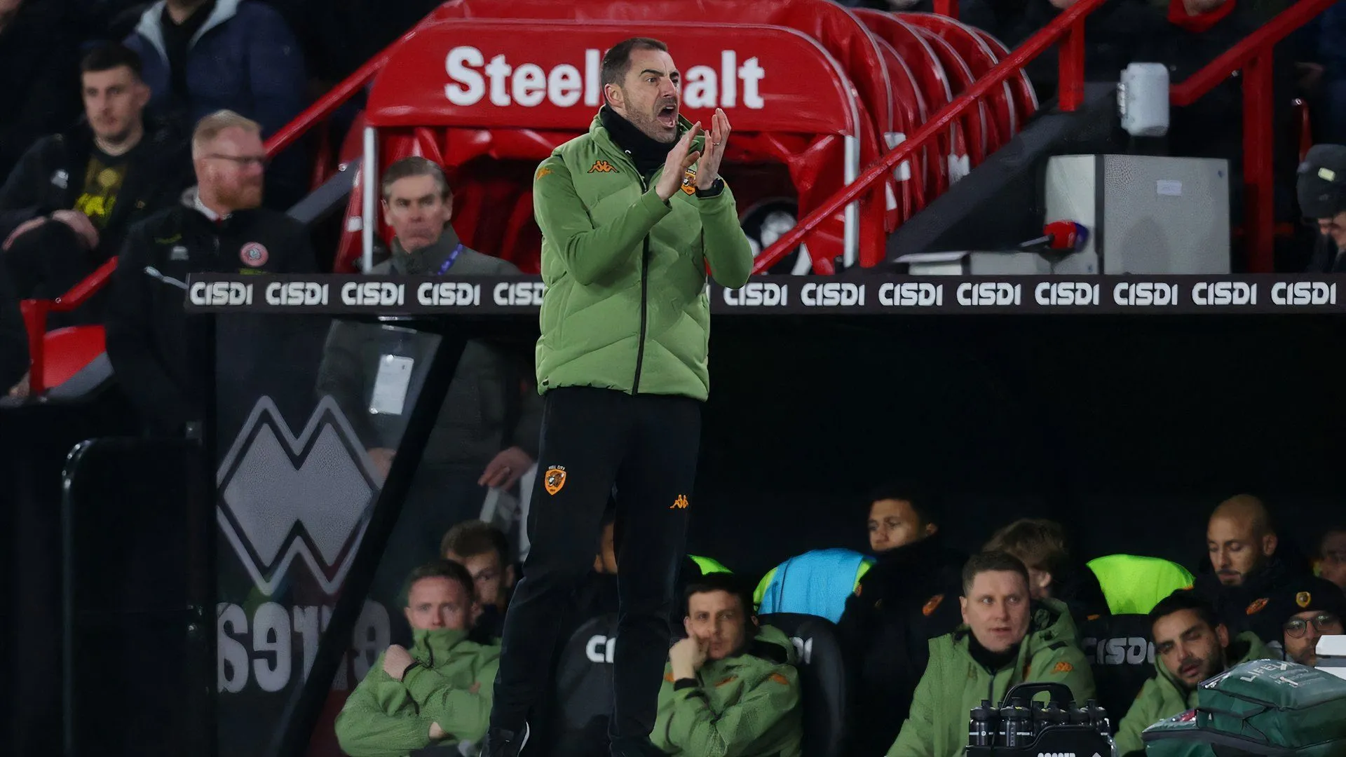 HLV Ruben Selles trong một trận đấu của Hull City tại sân Bramall Lane