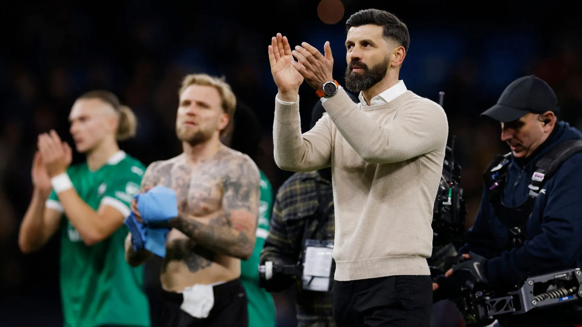 Huấn luyện viên Miron Muslic của Plymouth Argyle chỉ đạo trên sân