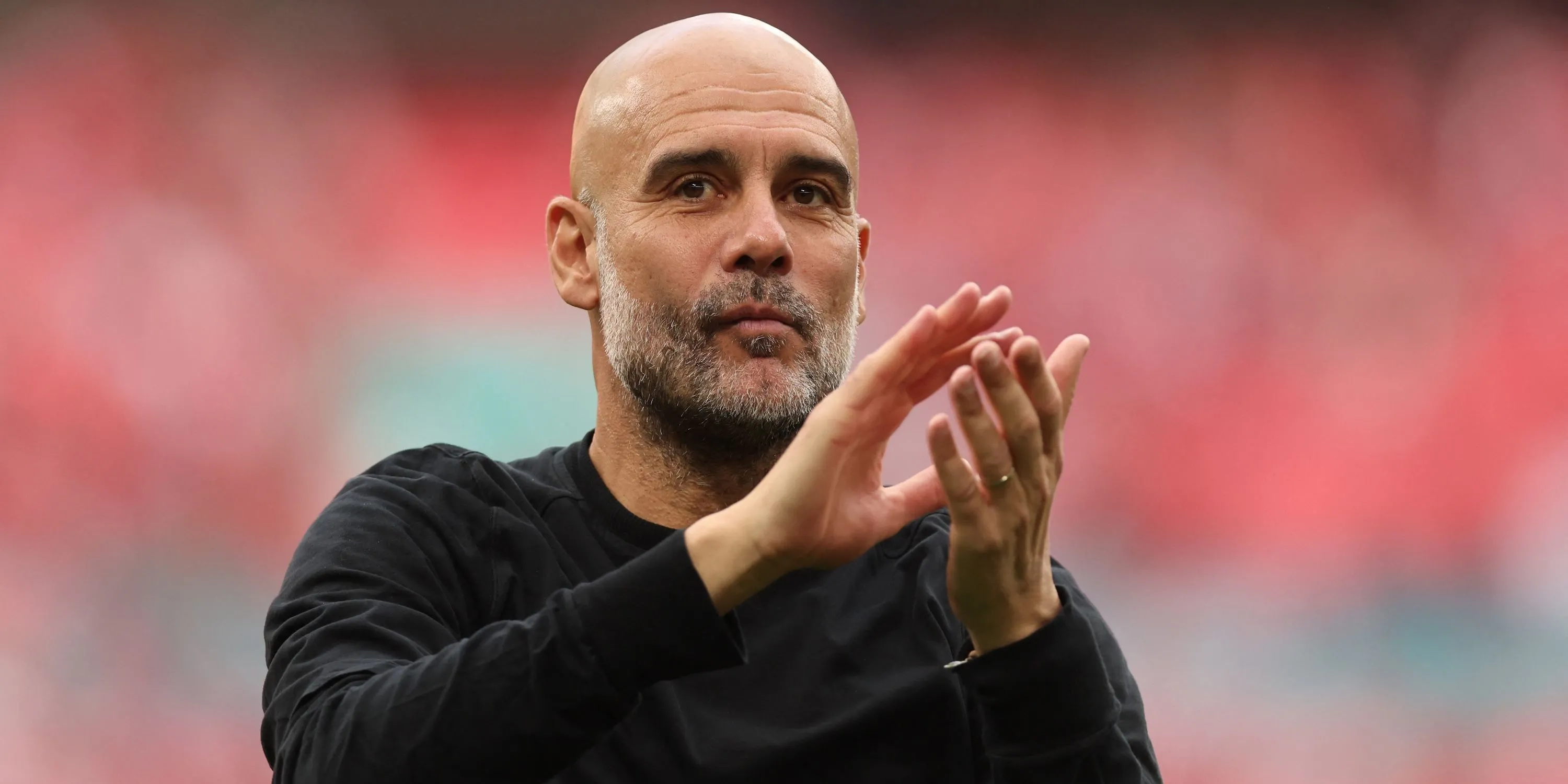 Huấn luyện viên Pep Guardiola của Manchester City vỗ tay tri ân người hâm mộ sau trận đấu