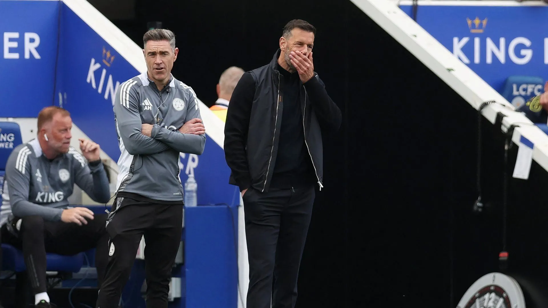 Huấn luyện viên Ruud Van Nistelrooy chỉ đạo chiến thuật cho Leicester City