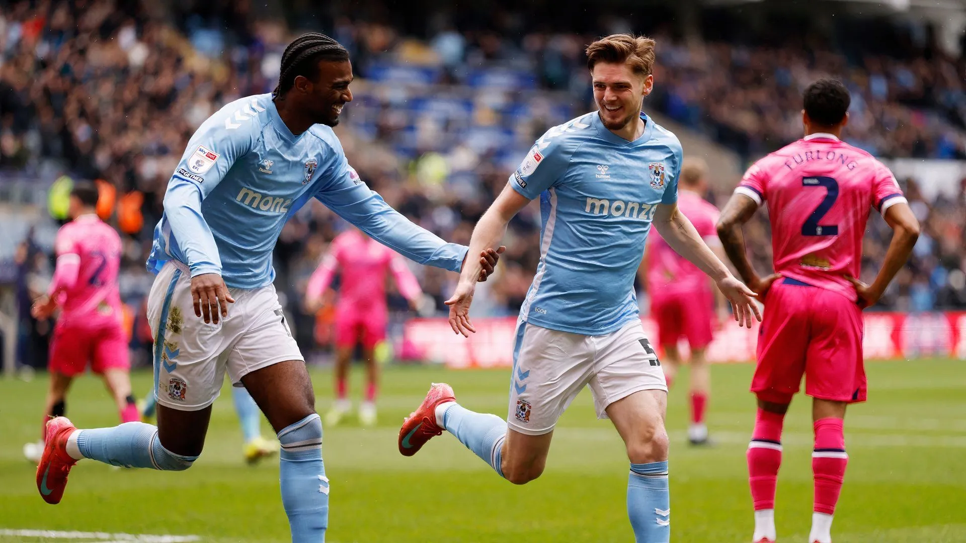 Jack Rudoni ăn mừng bàn thắng cho Coventry City trong trận đấu với West Brom