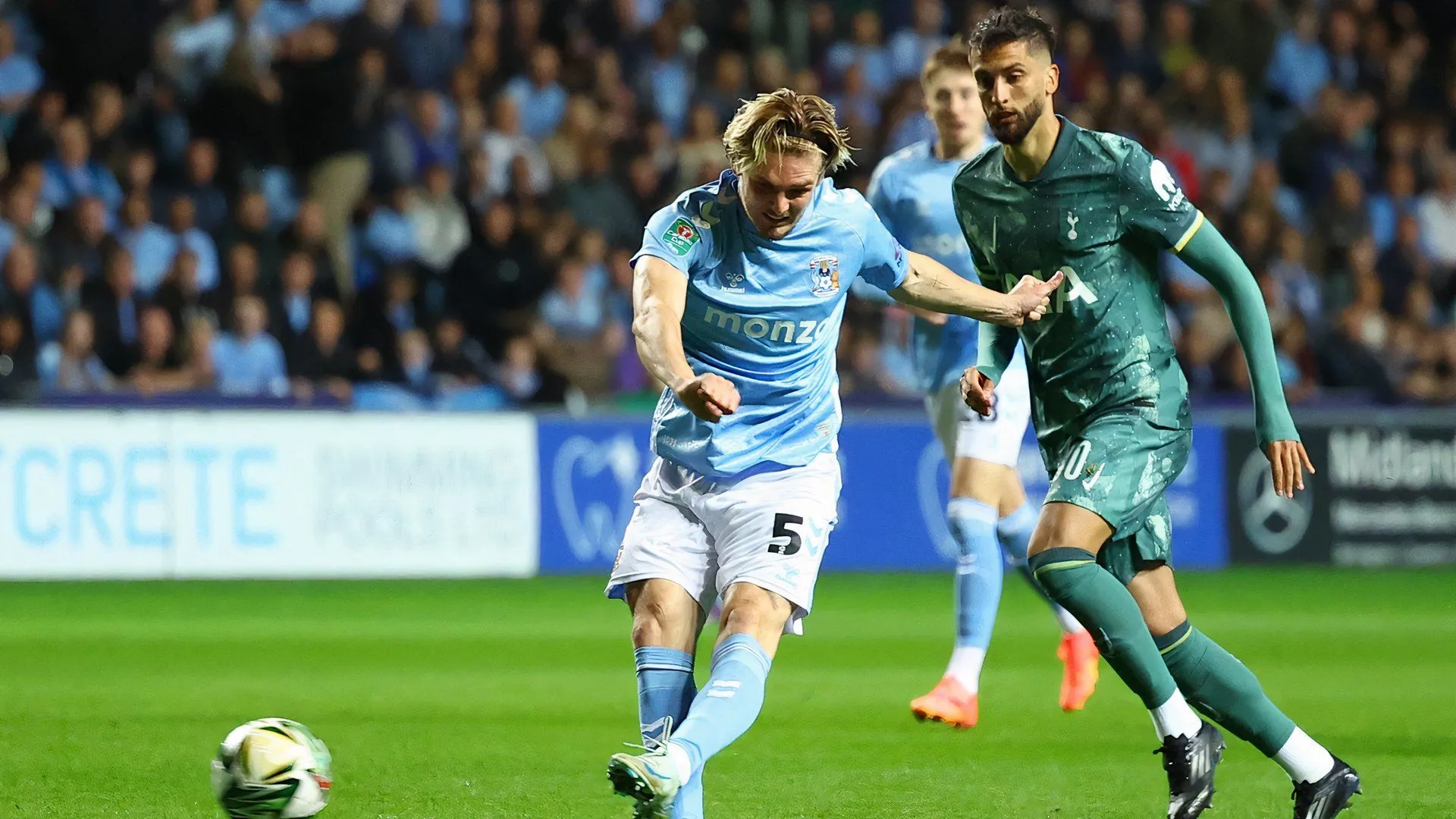 Jack Rudoni rê bóng trong màu áo Coventry City đối đầu với Tottenham Hotspur
