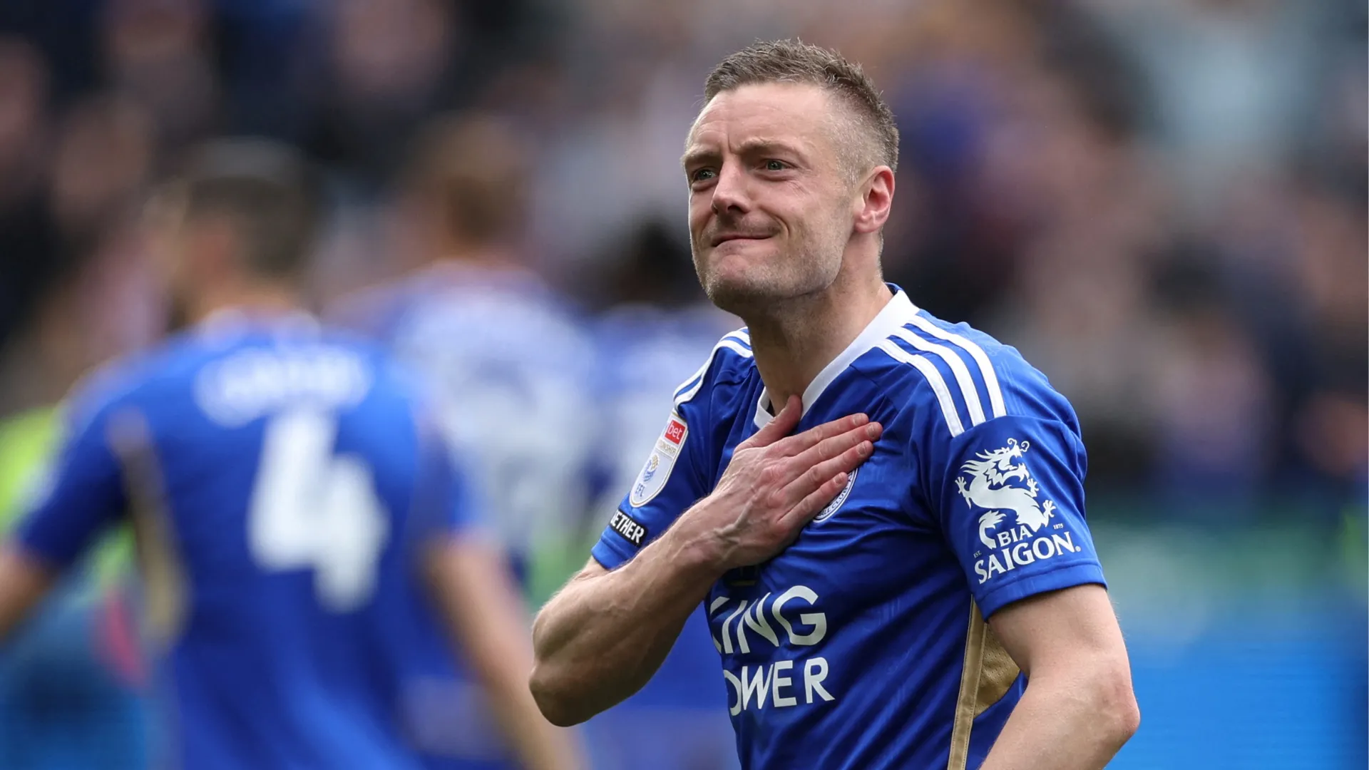 Jamie Vardy trong màu áo Leicester City nhận bóng trên sân cỏ
