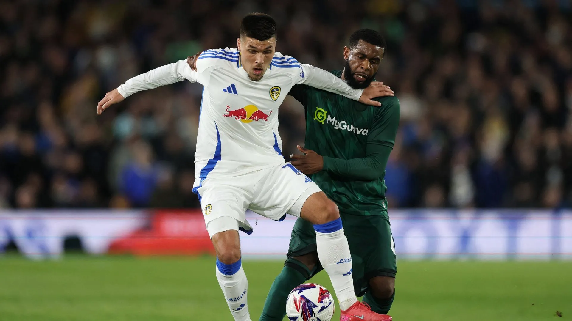 Japhet Tanganga thi đấu cho Millwall trong trận gặp Leeds United tại Championship
