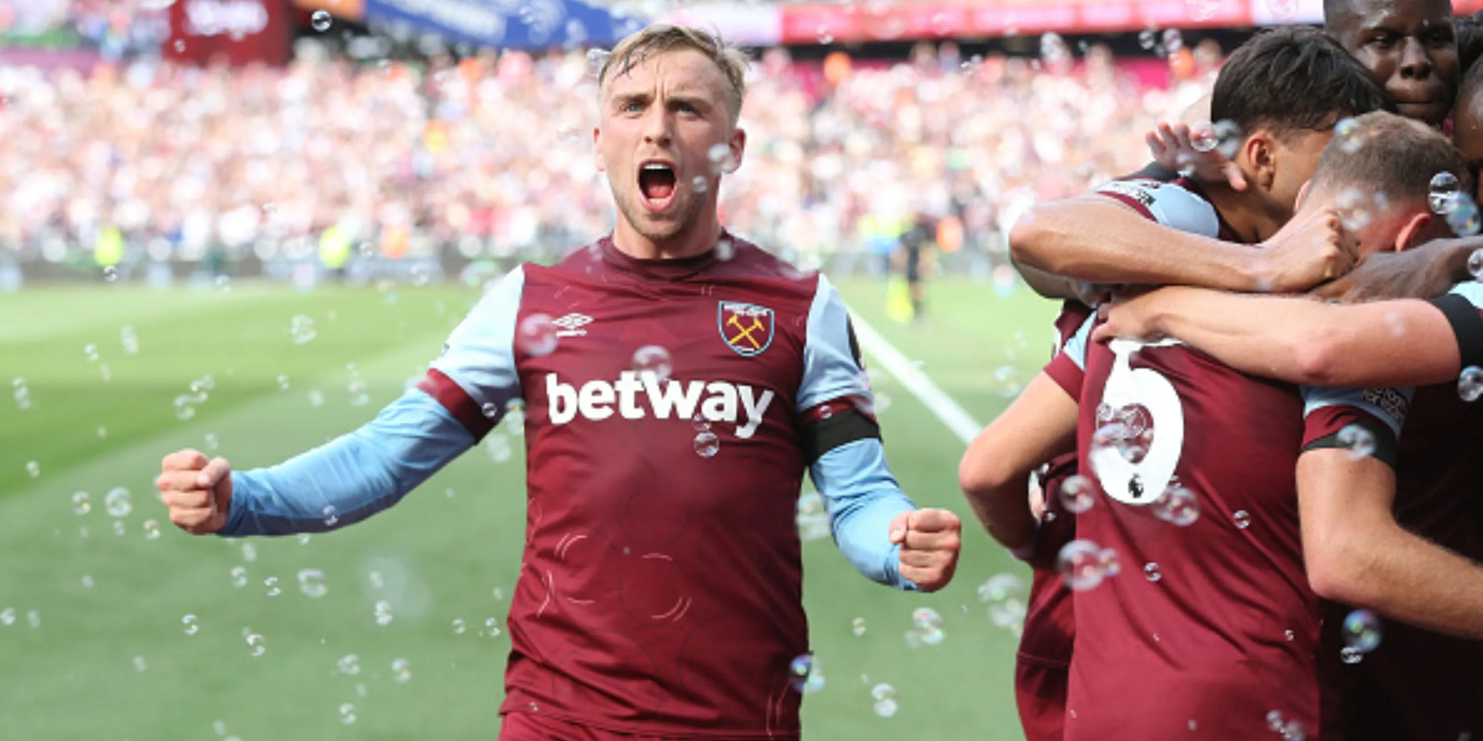 Jarrod Bowen ăn mừng bàn thắng