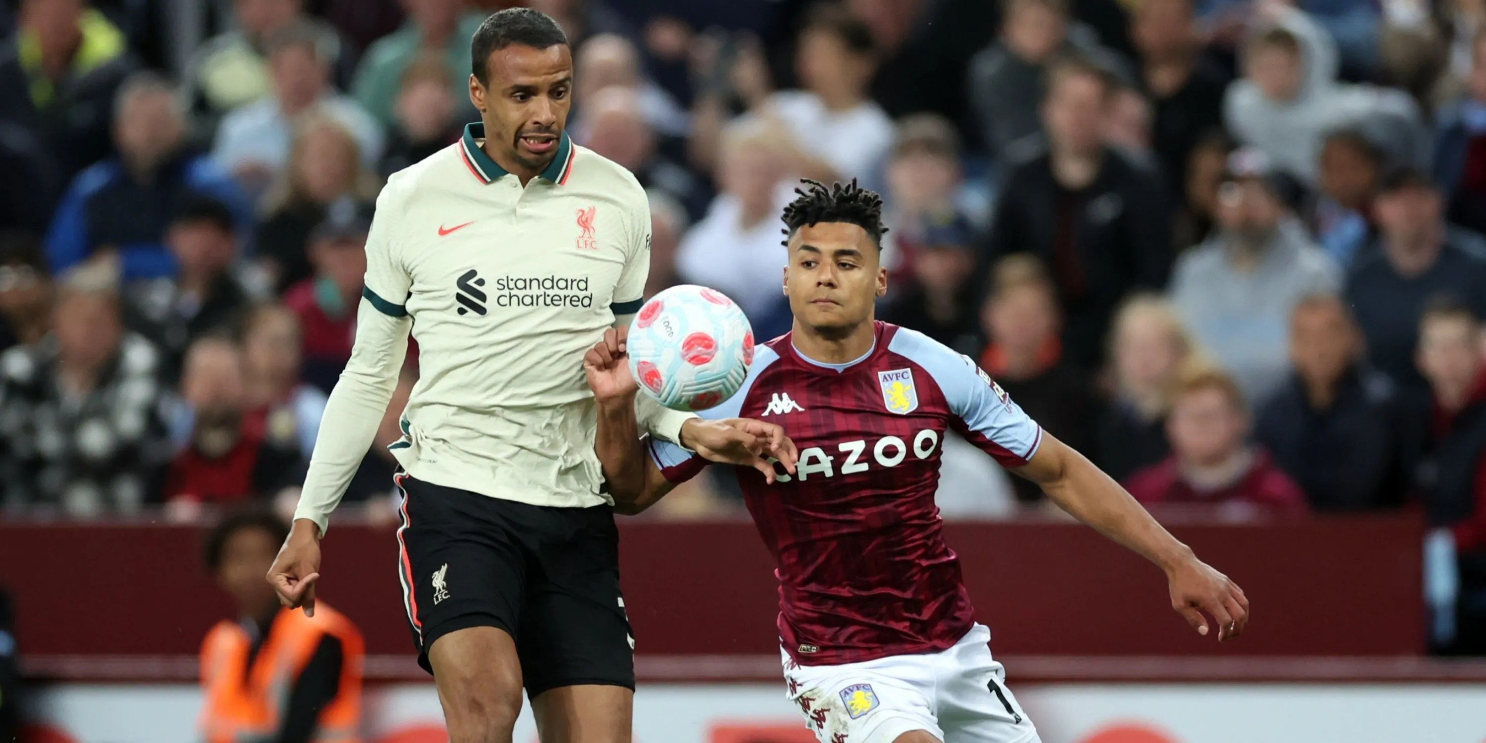 Joel Matip của Liverpool đối đầu Ollie Watkins của Aston Villa