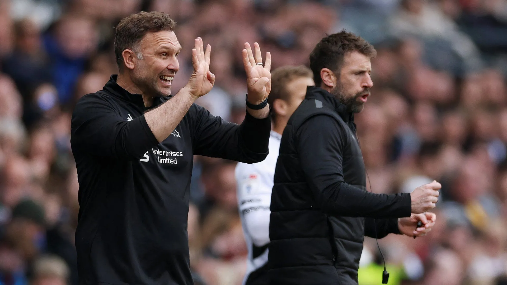 John Eustace trong một buổi họp báo của Derby County