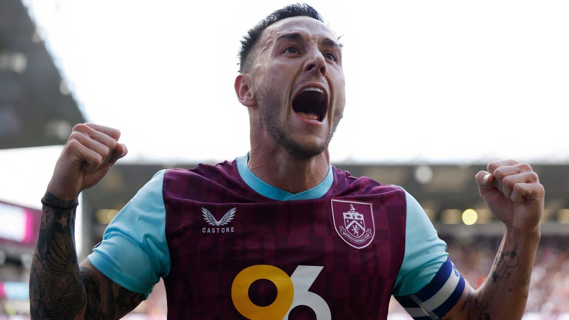 Josh Brownhill ăn mừng bàn thắng cho Burnley trong trận đấu với Sheffield United tại Championship