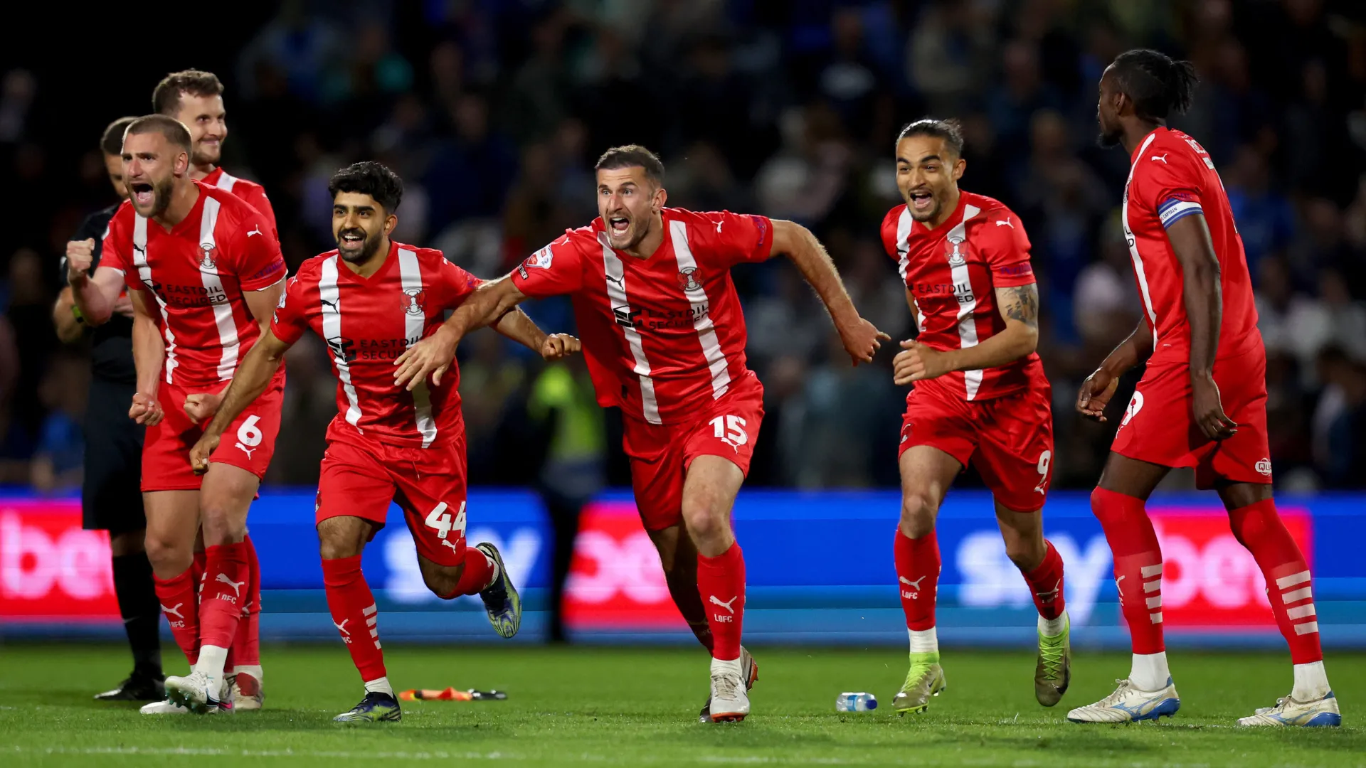 Khoảnh khắc các cầu thủ Leyton Orient ăn mừng chiến thắng kịch tính trên chấm luân lưu tại bán kết play-off League One