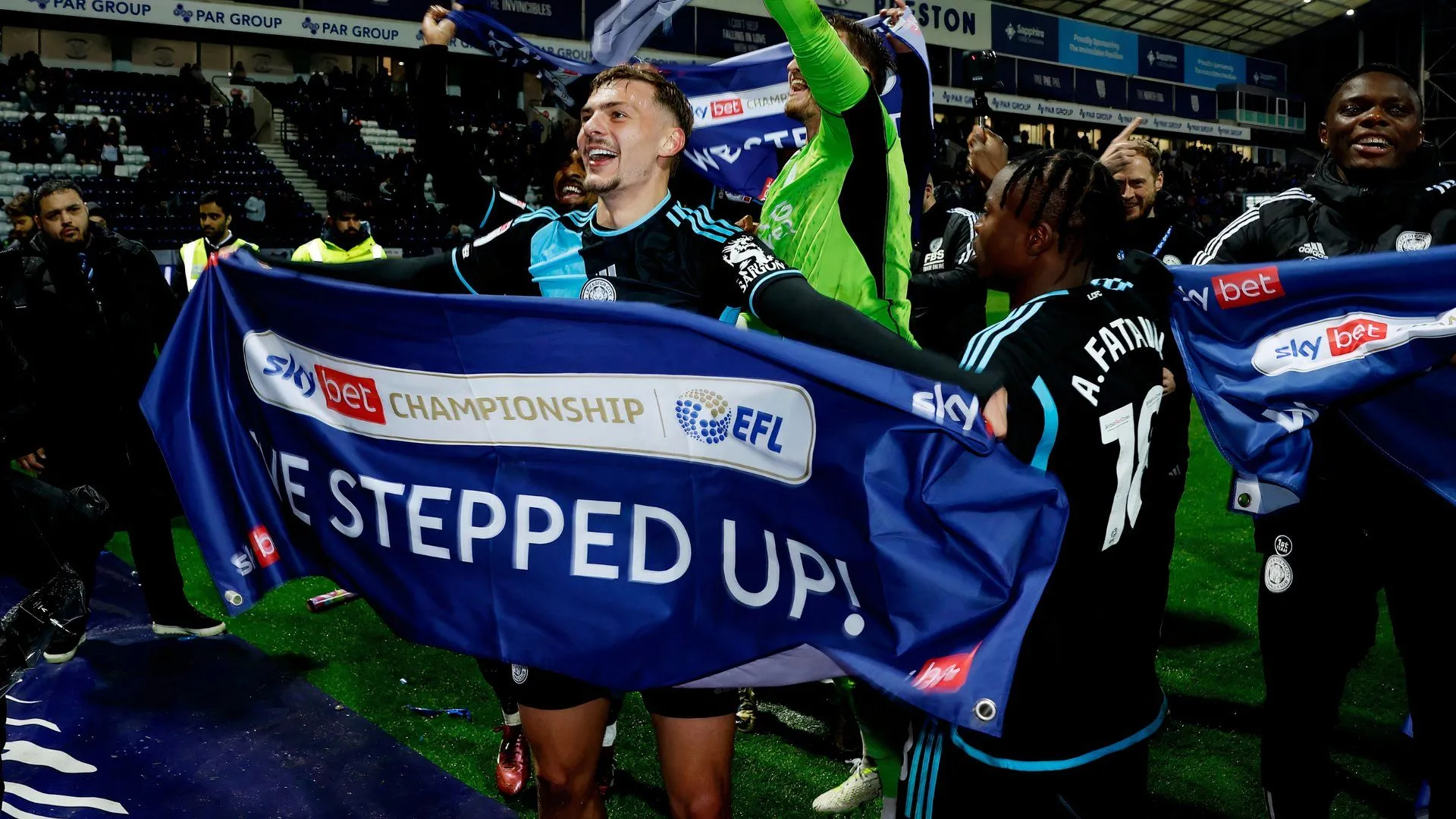 Kiernan Dewsbury-Hall ăn mừng thăng hạng Premier League cùng Leicester City