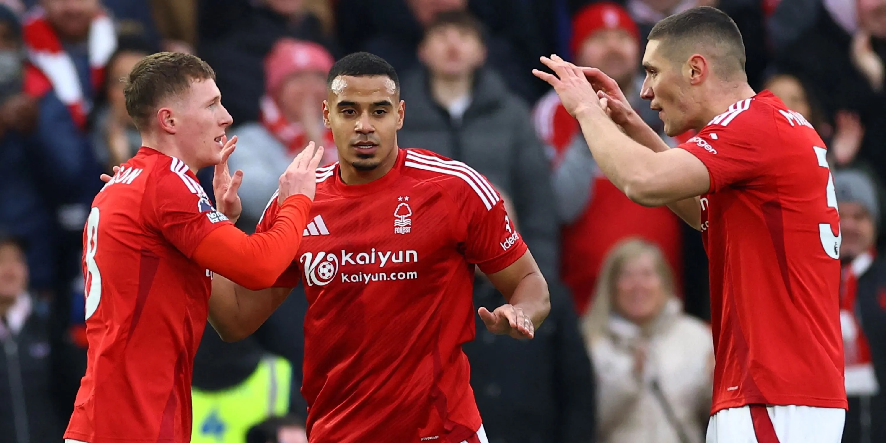 Murillo (phải) cùng đồng đội ăn mừng bàn thắng cho Nottingham Forest