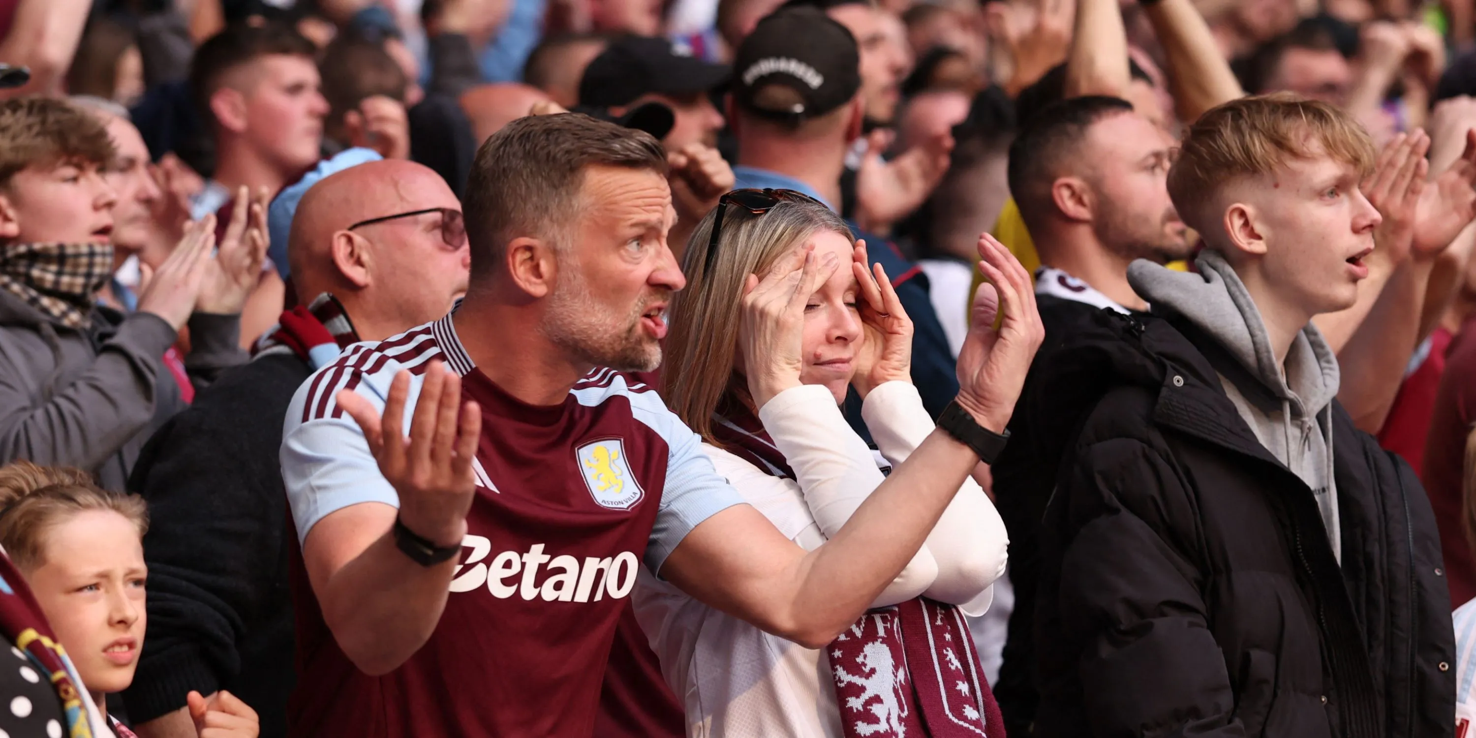 Người hâm mộ Aston Villa phản ứng giận dữ trên mạng xã hội về việc Premier League đổi lịch trận gặp Tottenham