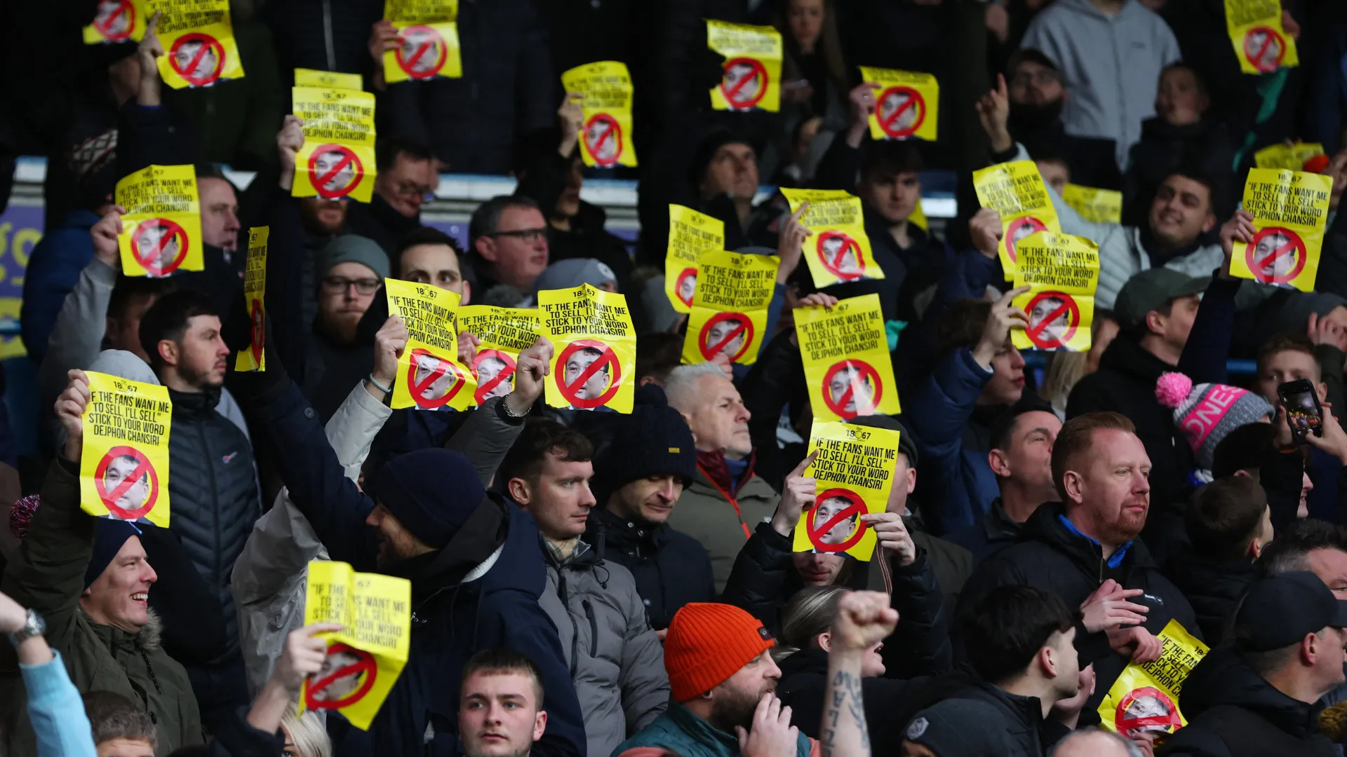Người hâm mộ Sheffield Wednesday biểu tình, thể hiện áp lực yêu cầu chủ sở hữu Dejphon Chansiri bán câu lạc bộ