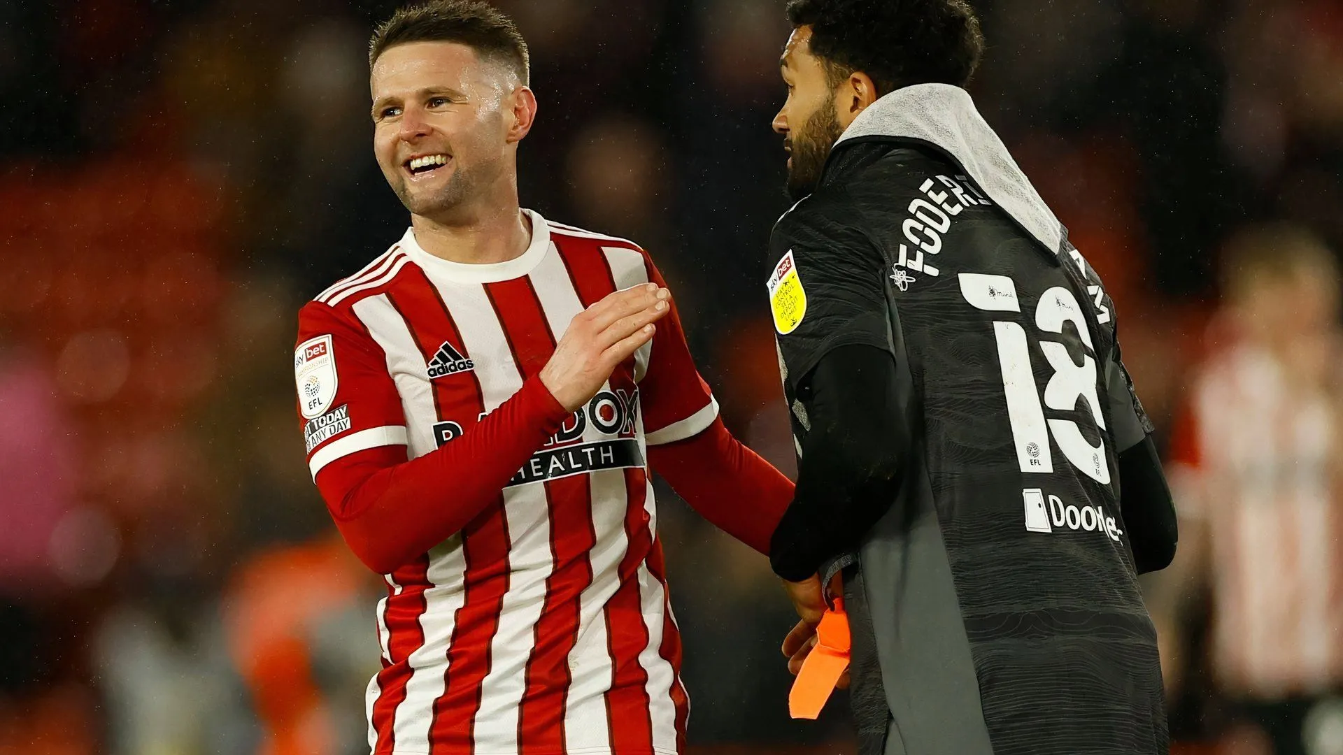 Oliver Norwood ăn mừng cuồng nhiệt cùng các đồng đội Sheffield United sau khi giành quyền thăng hạng Championship