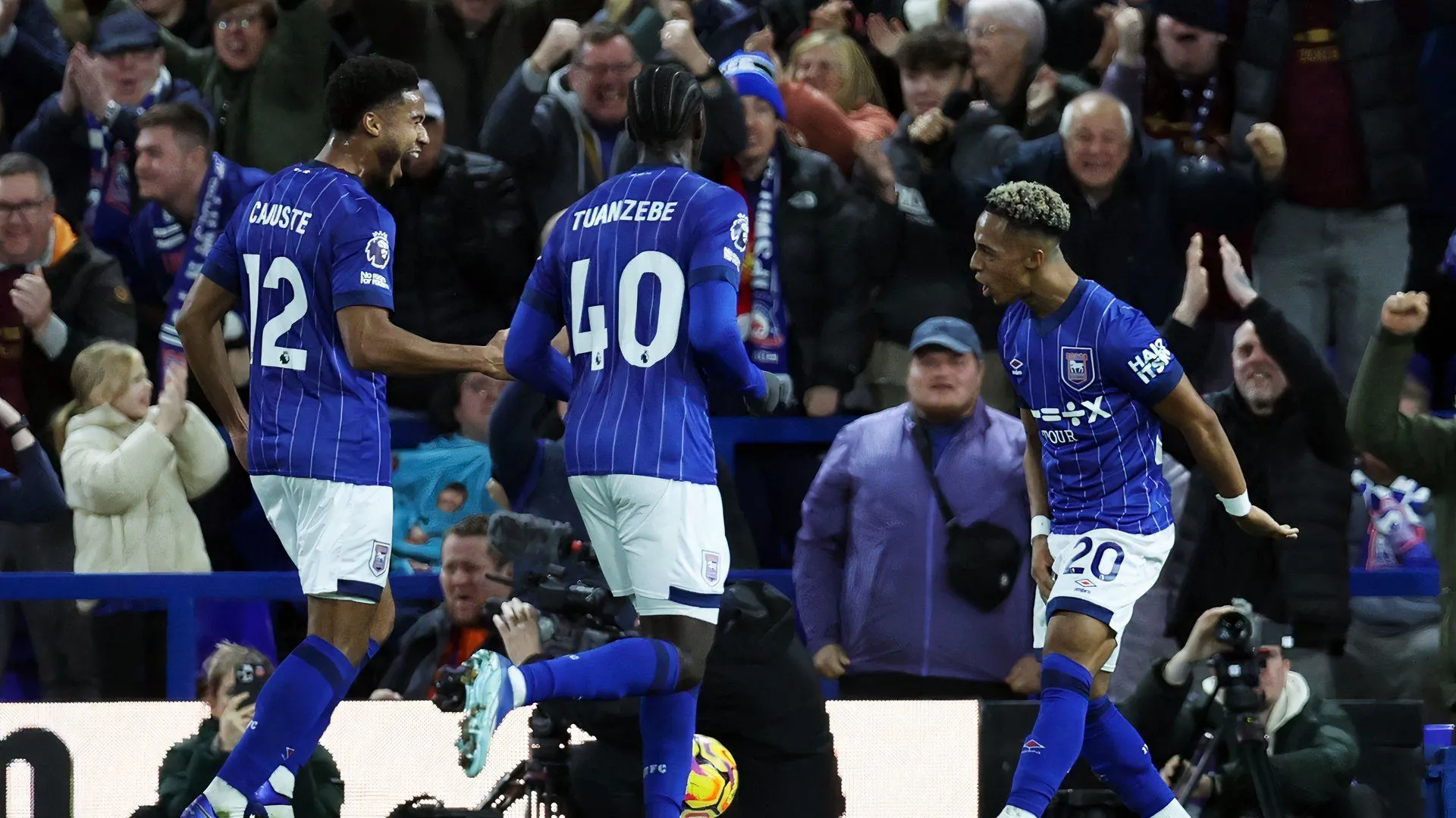 Omari Hutchinson ăn mừng bàn thắng cho Ipswich Town