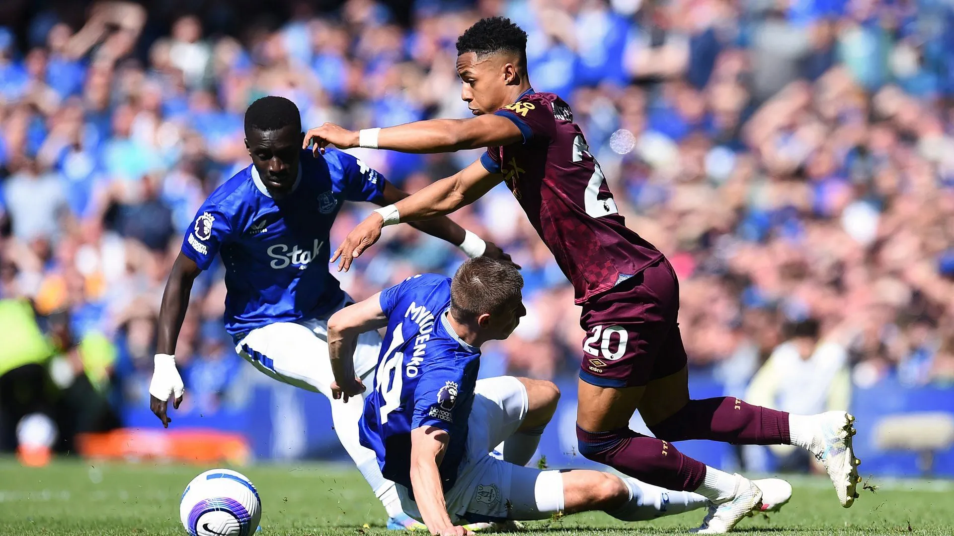 Jeffrey Schlupp trở lại Leicester City: Thương vụ lãng mạn và khôn ngoan?