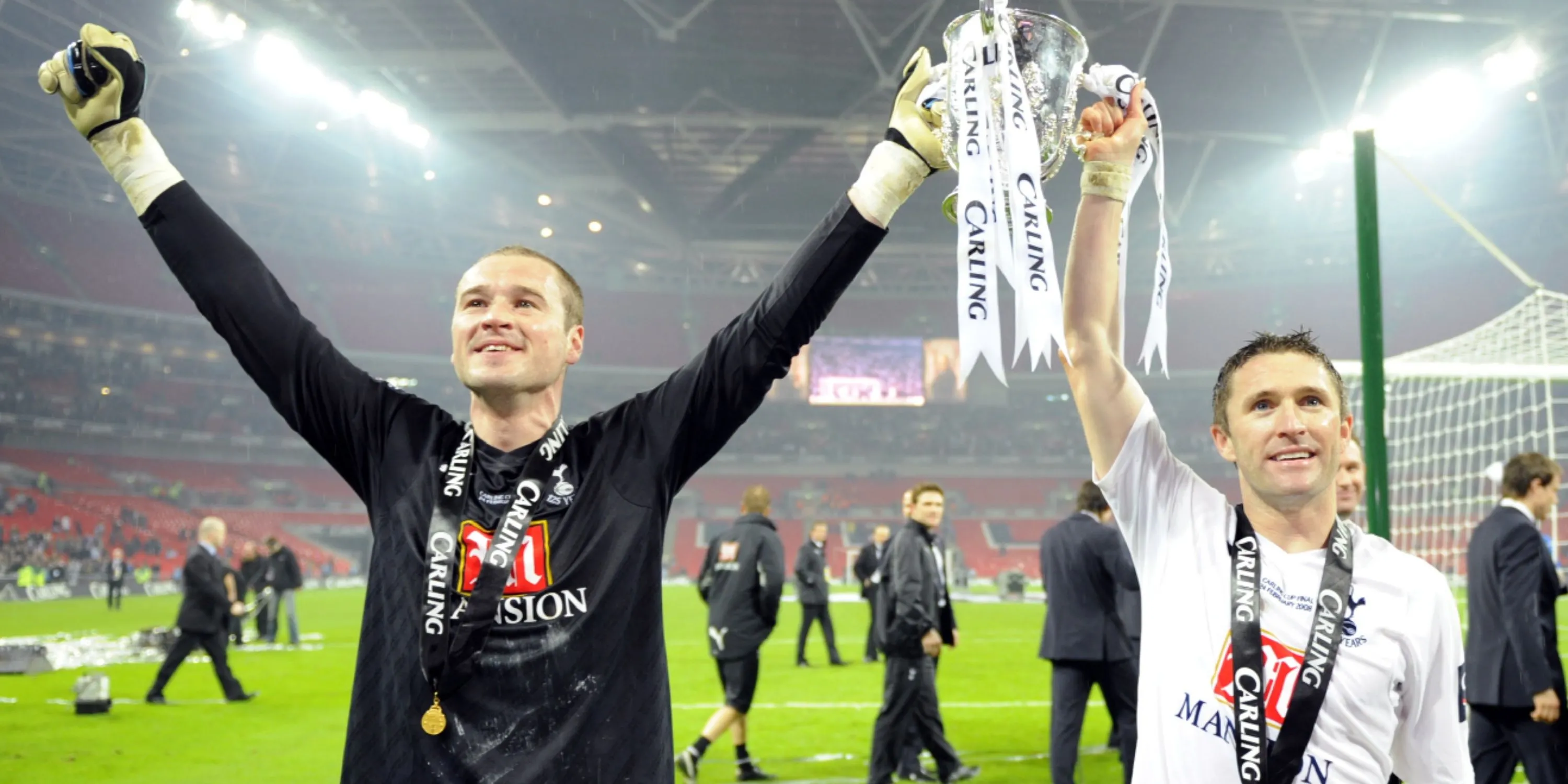 Paul Robinson và Robbie Keane cùng nâng cao cúp Liên đoàn Anh năm 2008 của Tottenham Hotspur