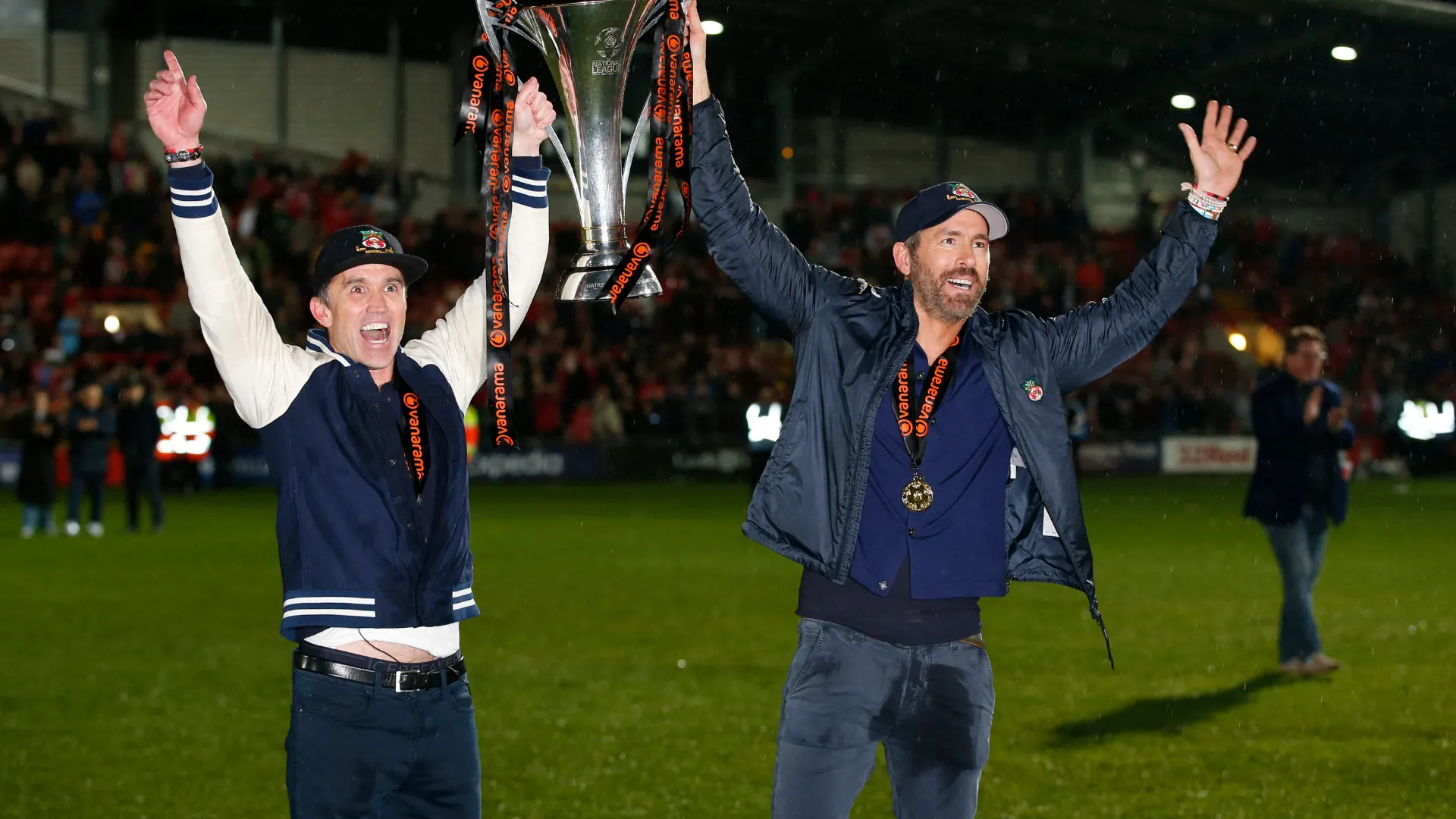 Ryan Reynolds và Rob McElhenney, hai đồng sở hữu của Wrexham, đang ăn mừng đầy cảm xúc