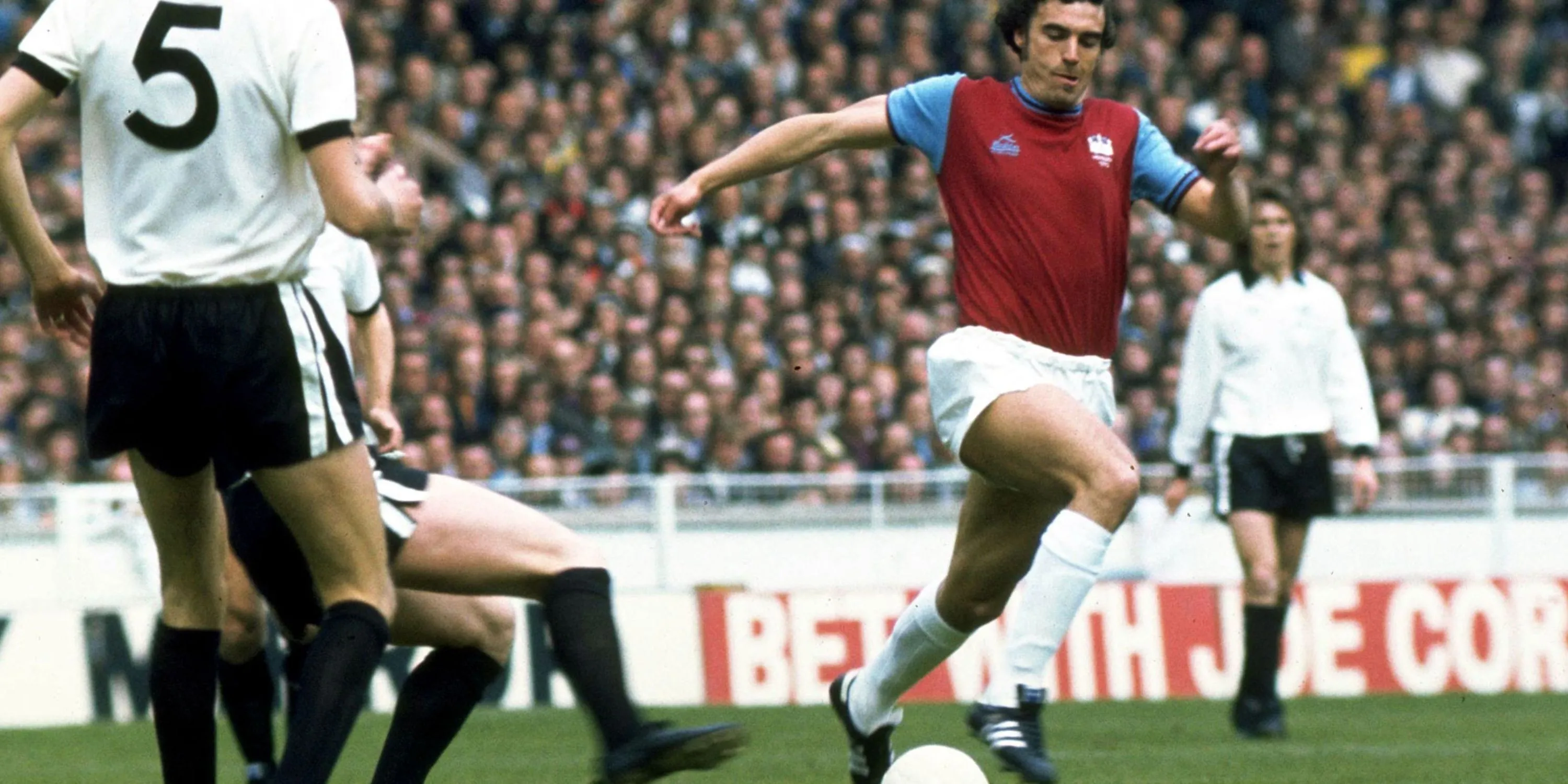 Sir Trevor Brooking khi còn thi đấu cho West Ham