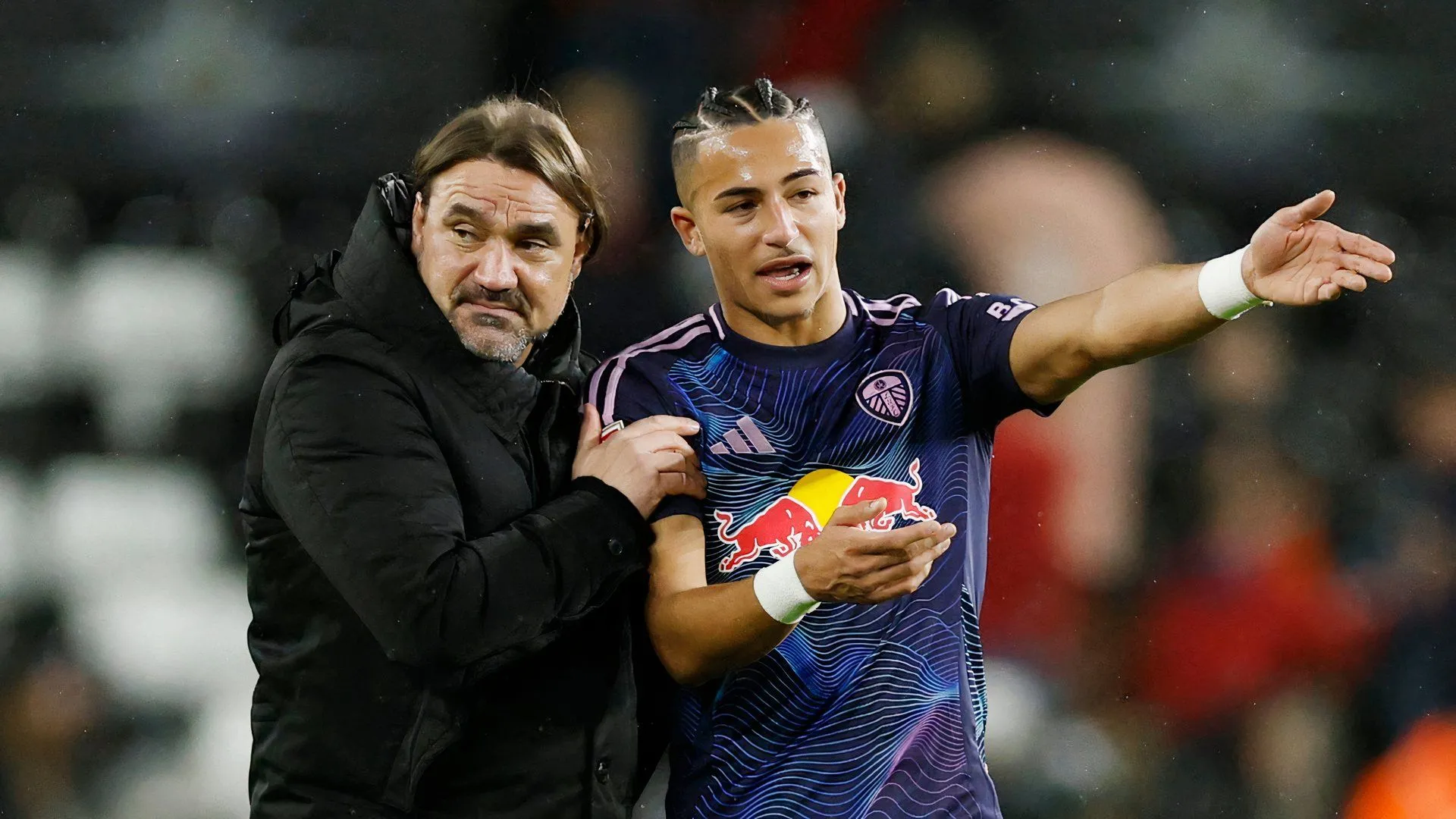 Tiền đạo Mateo Joseph của Leeds United trao đổi cùng HLV Daniel Farke