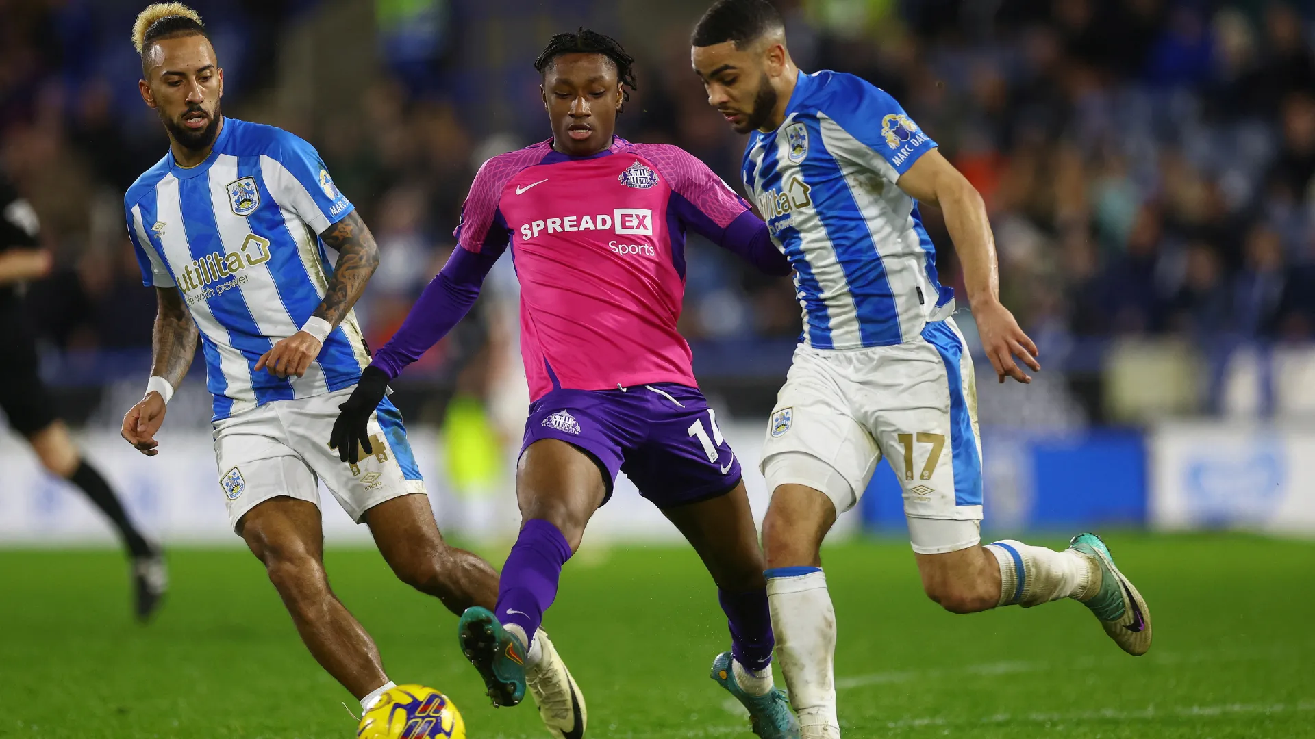 Tiền vệ chạy cánh Romaine Mundle của Sunderland đang bị nghi ngờ khả năng ra sân