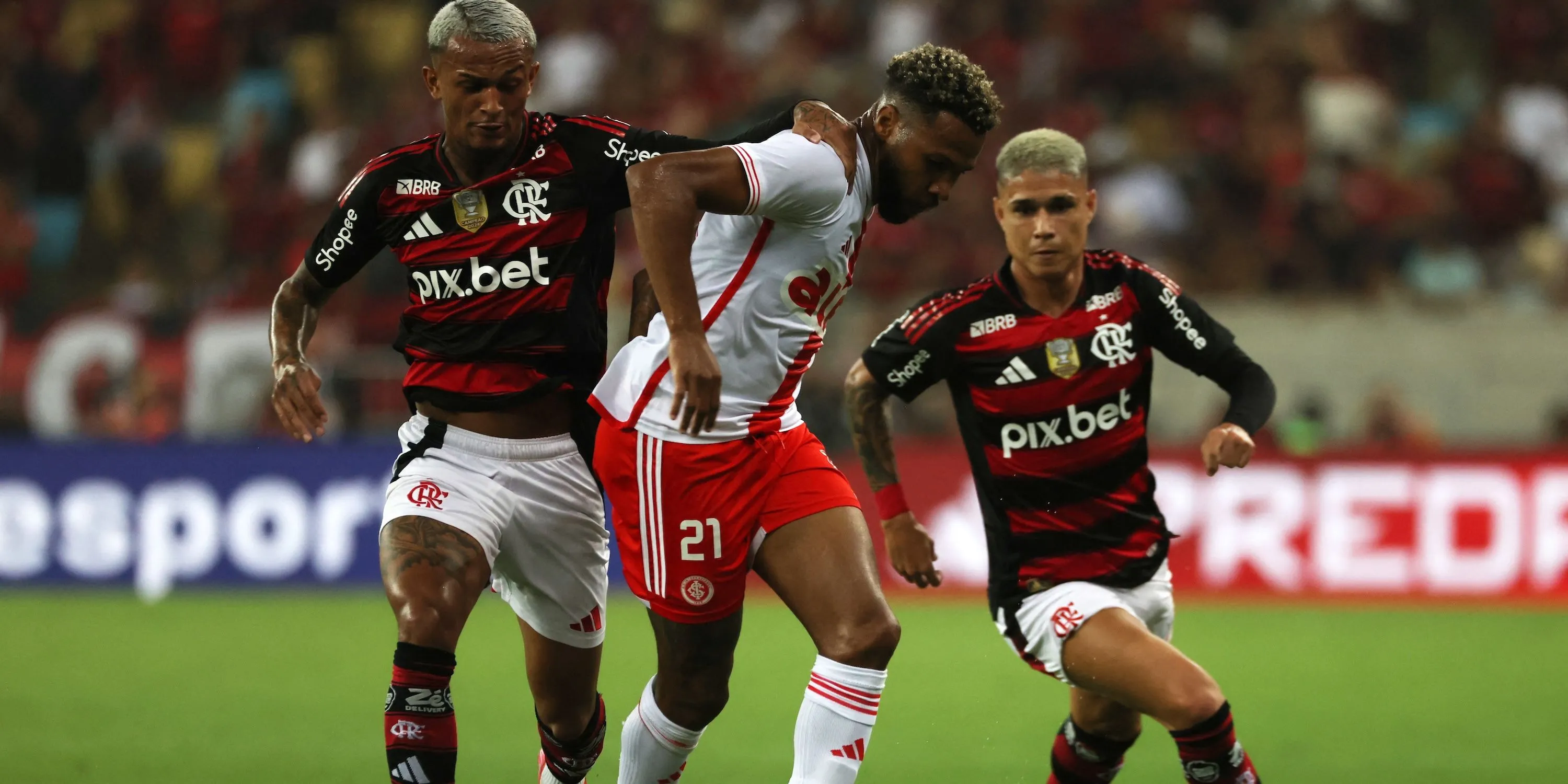 Wesley Franca của Flamengo (phải) tranh chấp bóng với Wesley của Internacional (trái) trong trận đấu