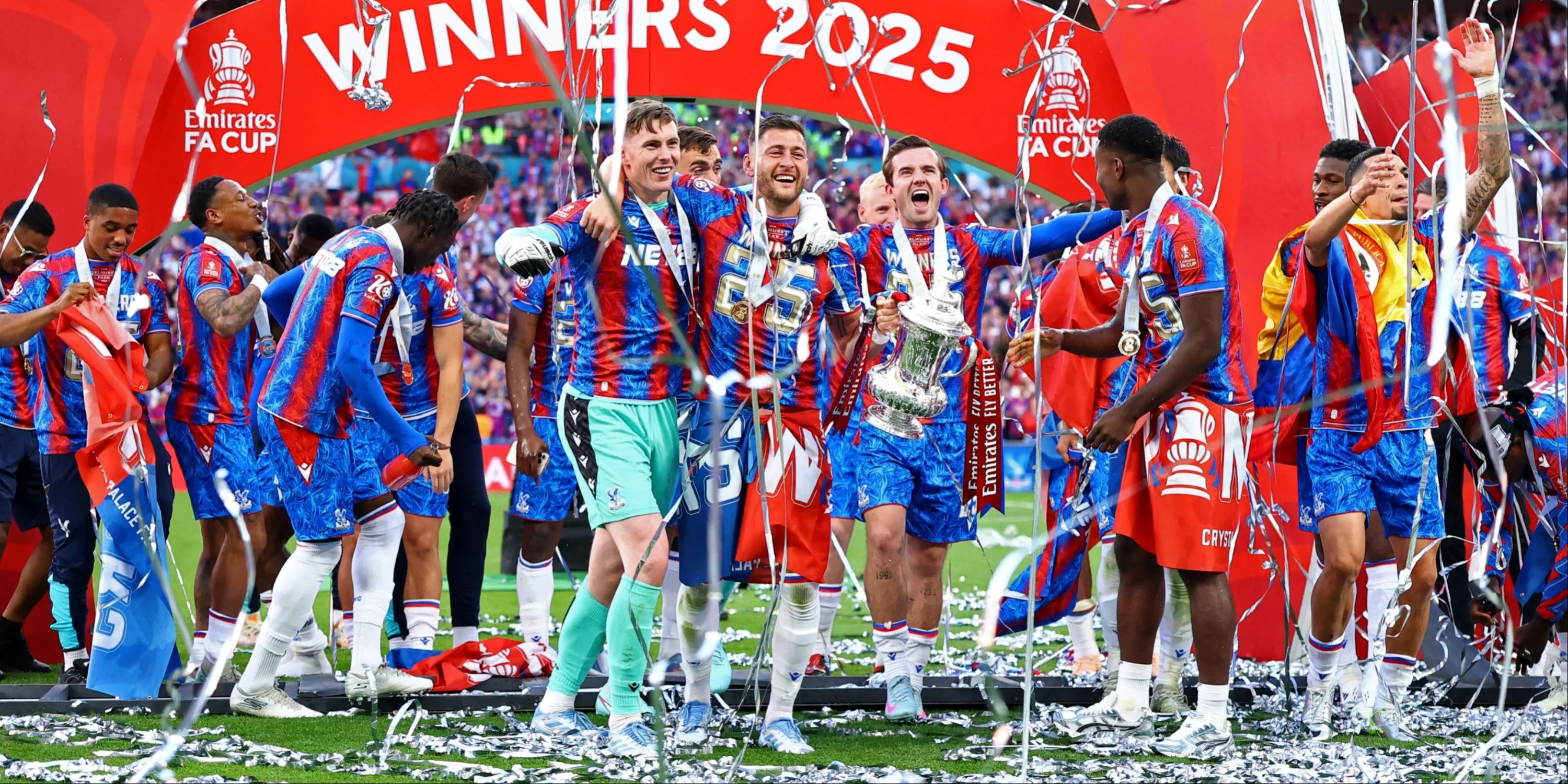 Các cầu thủ Crystal Palace ăn mừng sau khi vô địch FA Cup, đứng trước nguy cơ bị cấm dự cúp châu Âu