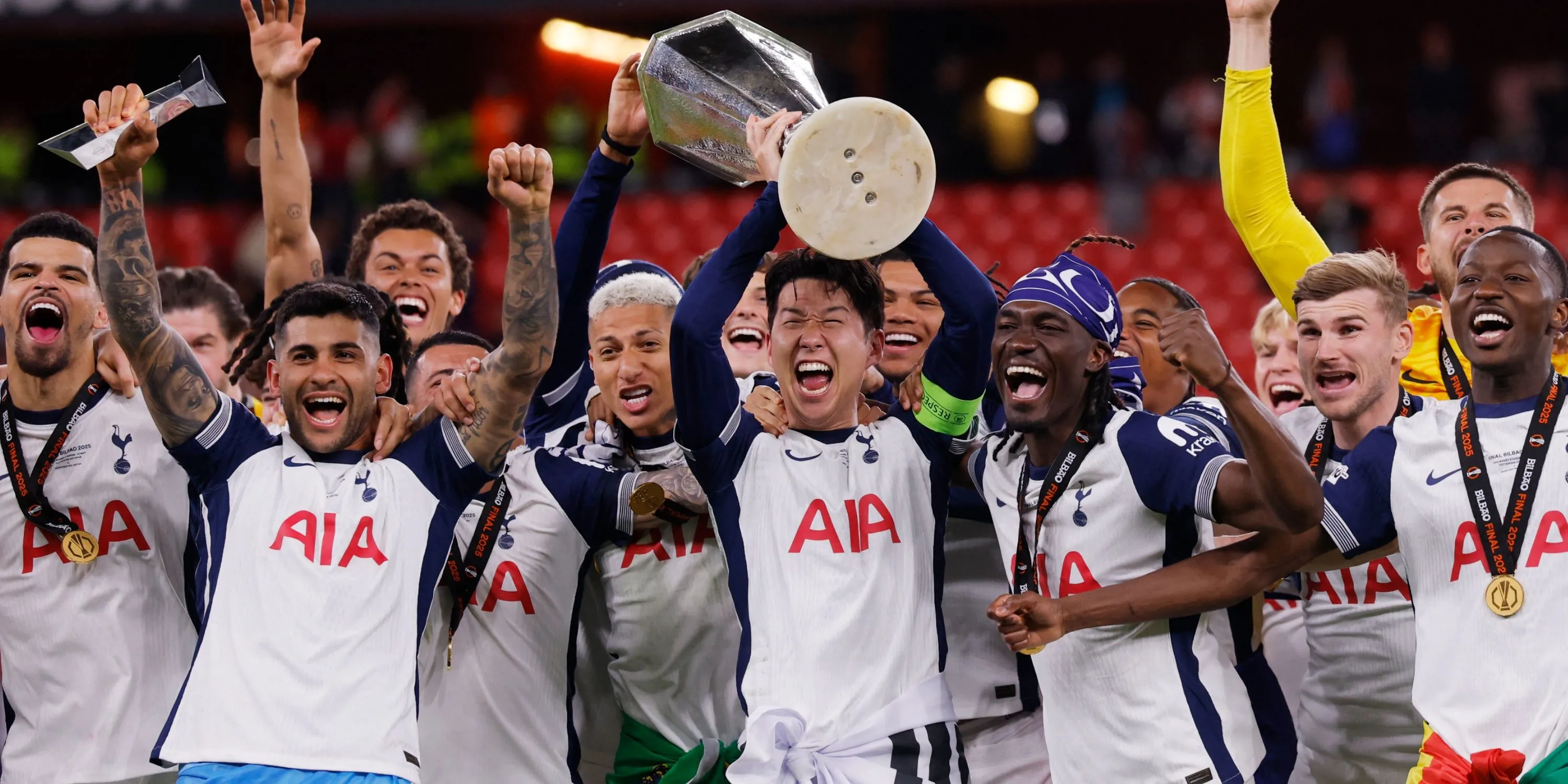 Các cầu thủ Tottenham ăn mừng sau chiến thắng tại chung kết Europa League, danh hiệu lớn đầu tiên dưới thời HLV Ange Postecoglou