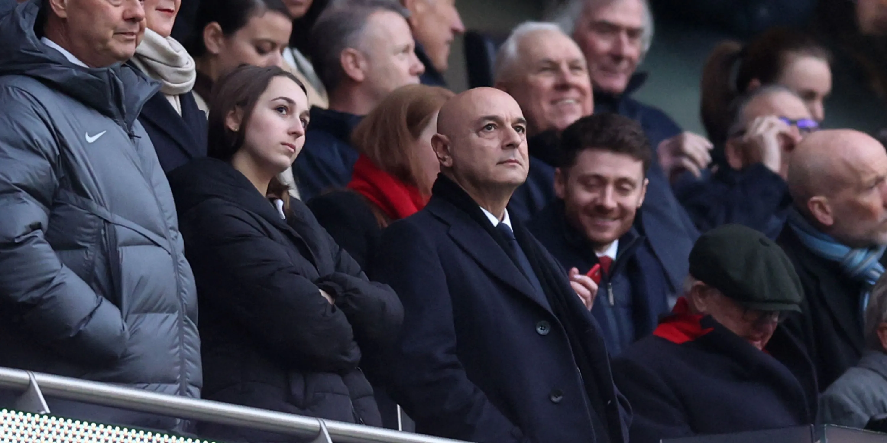 Chủ tịch Daniel Levy của Tottenham Hotspur theo dõi trận đấu tại Premier League