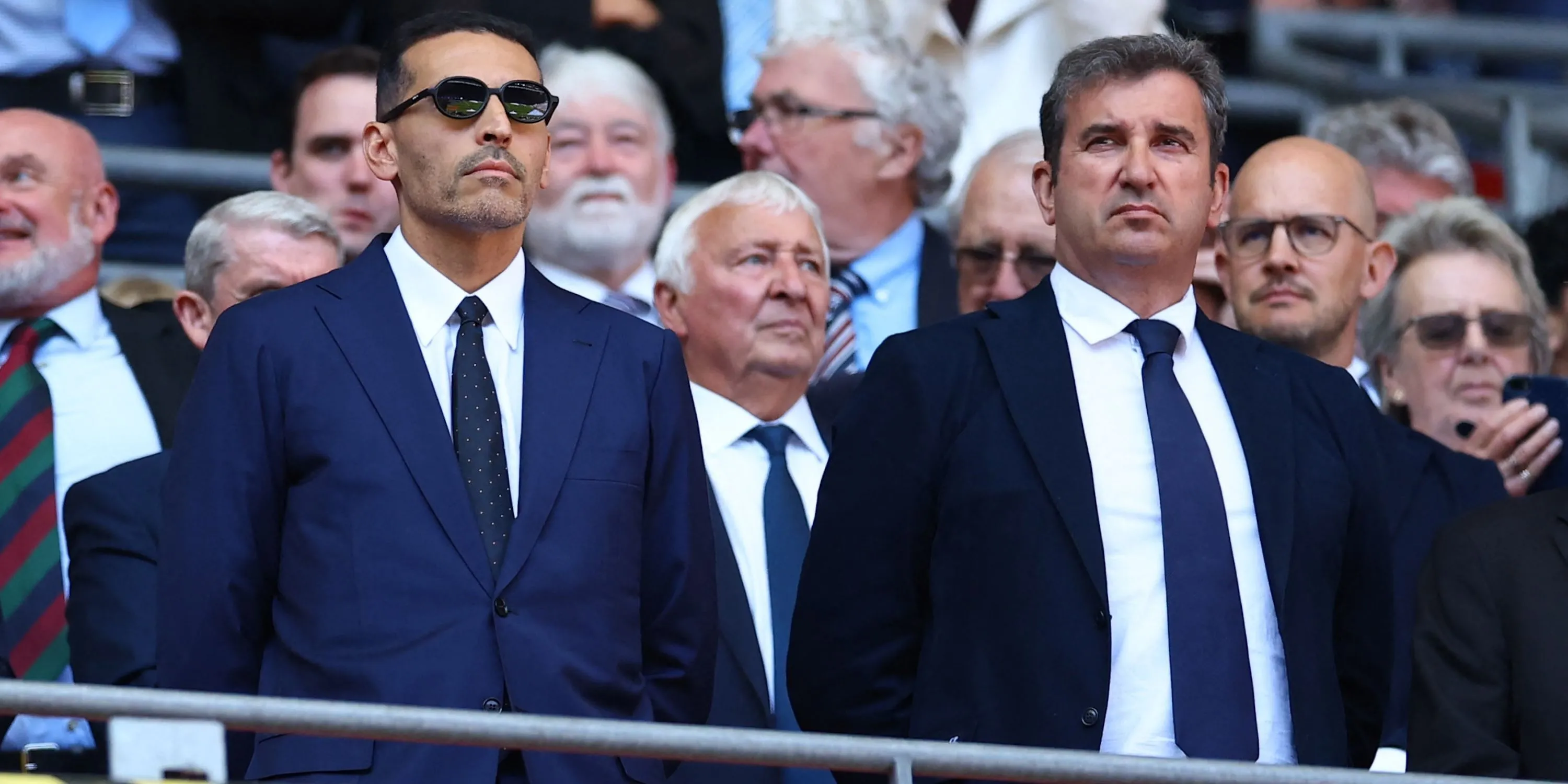 Chủ tịch Man City Khaldoon Al Mubarak cùng cựu cầu thủ và CEO